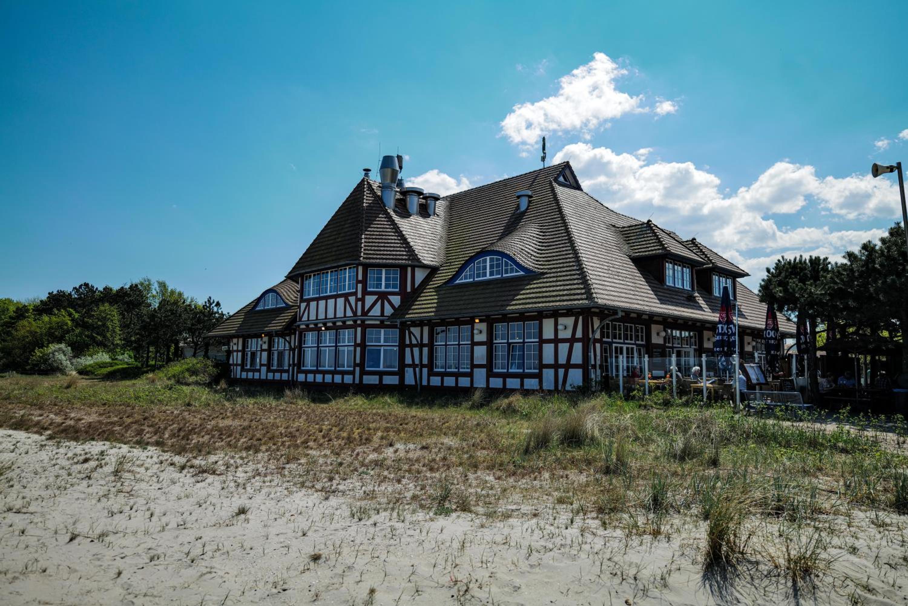 Ferienwohnungen Meerfarbig Zingst - HAUSTIERFREI -Terrasse mit Strandkorb oder Balkon - Glasfaser - Parkplatz - Fahrradschuppen - Waschtrockner - E-Ladesäu