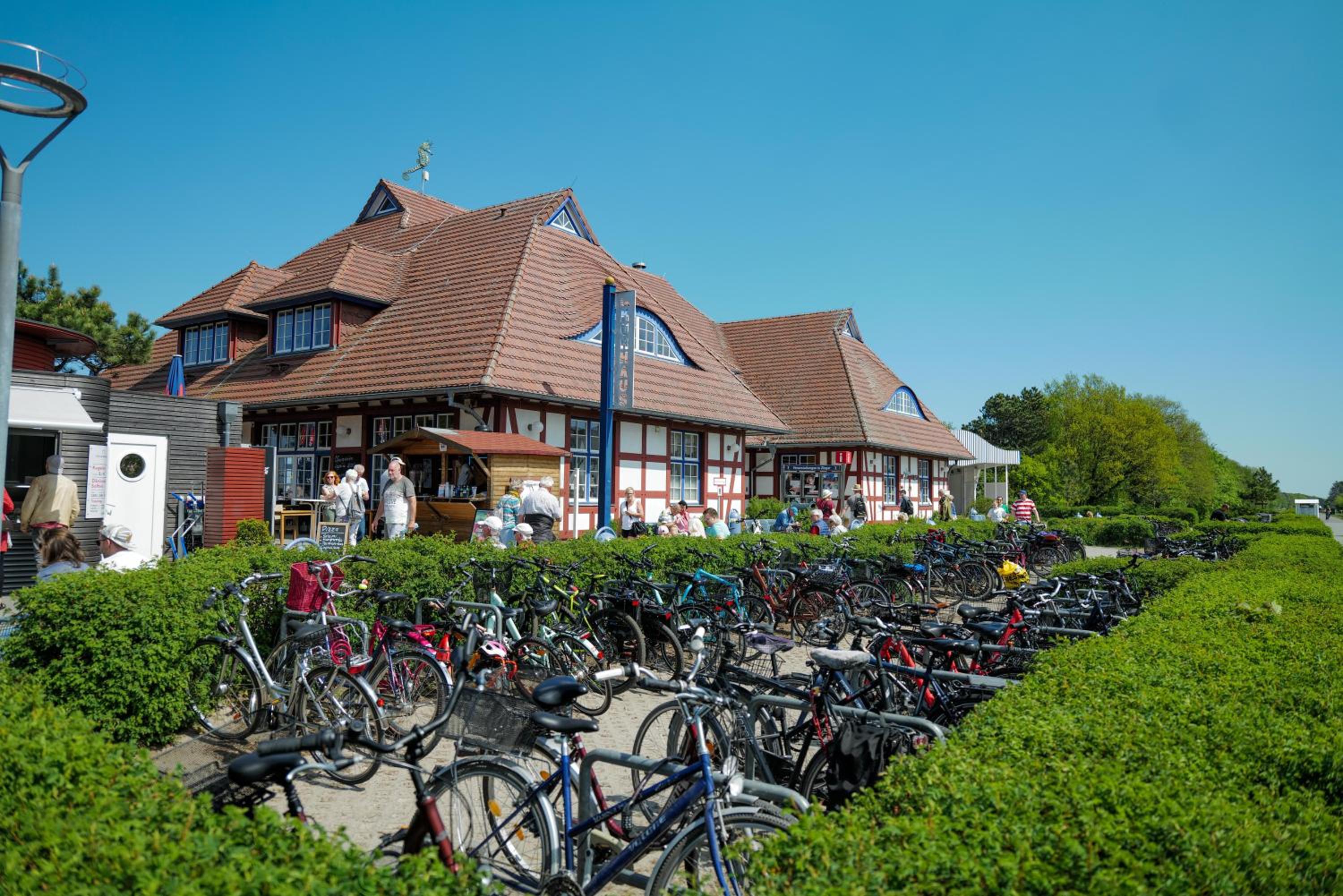 Ferienwohnungen Meerfarbig Zingst - HAUSTIERFREI -Terrasse mit Strandkorb oder Balkon - Glasfaser - Parkplatz - Fahrradschuppen - Waschtrockner - E-Ladesäu
