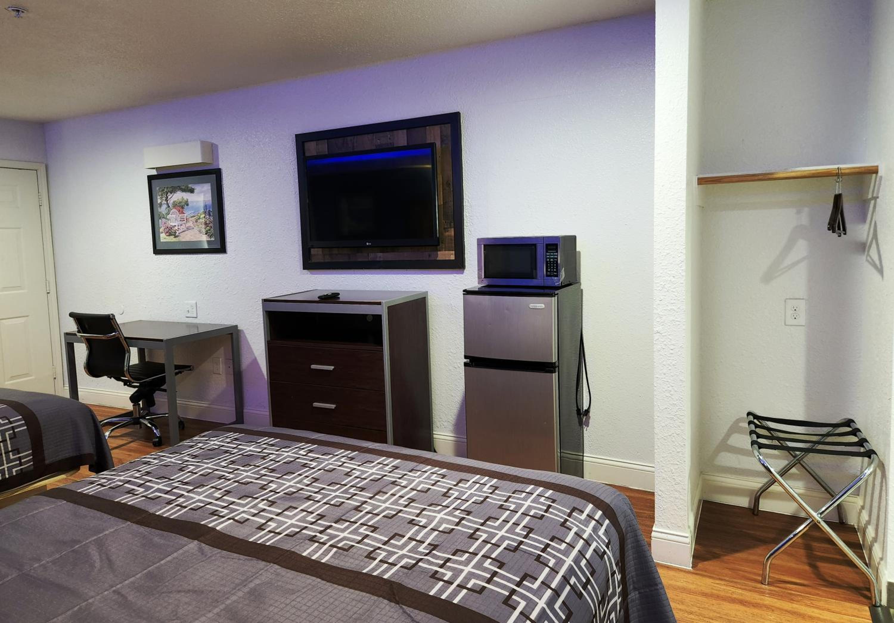Houston Vacations - Express Inn Tomball - Property Image 5