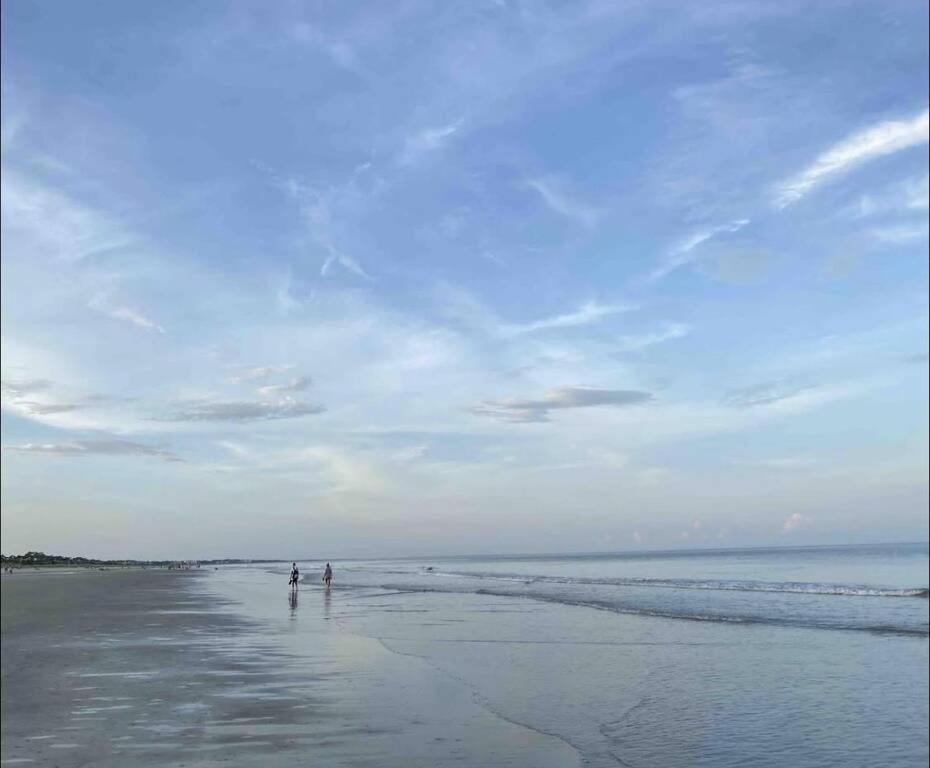 Wonderful 2 BR w King and 2 Twins Large screen TVs Bikes & Beach Gear included view 5