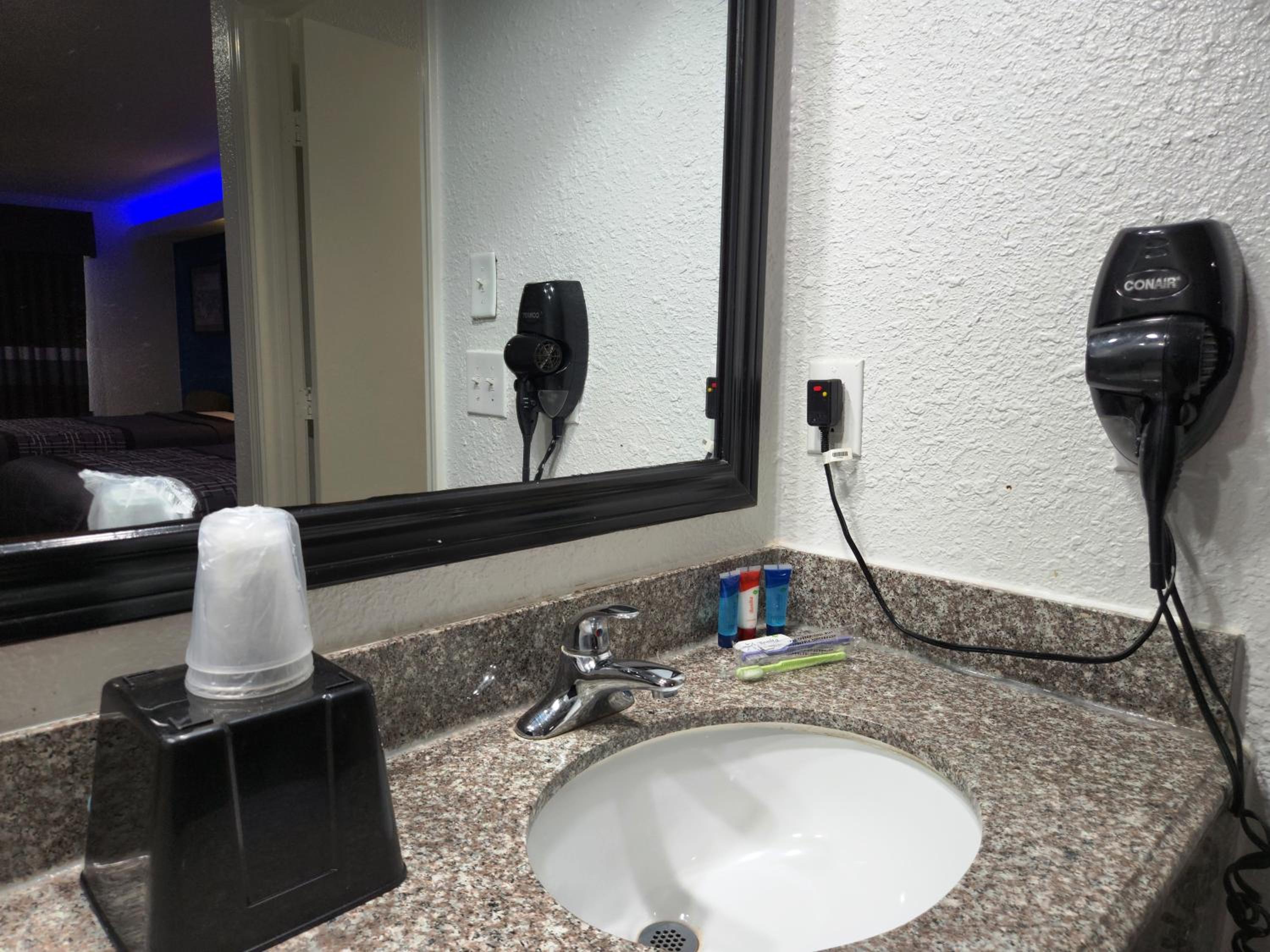 Express Inn Tomball - Property Image 2