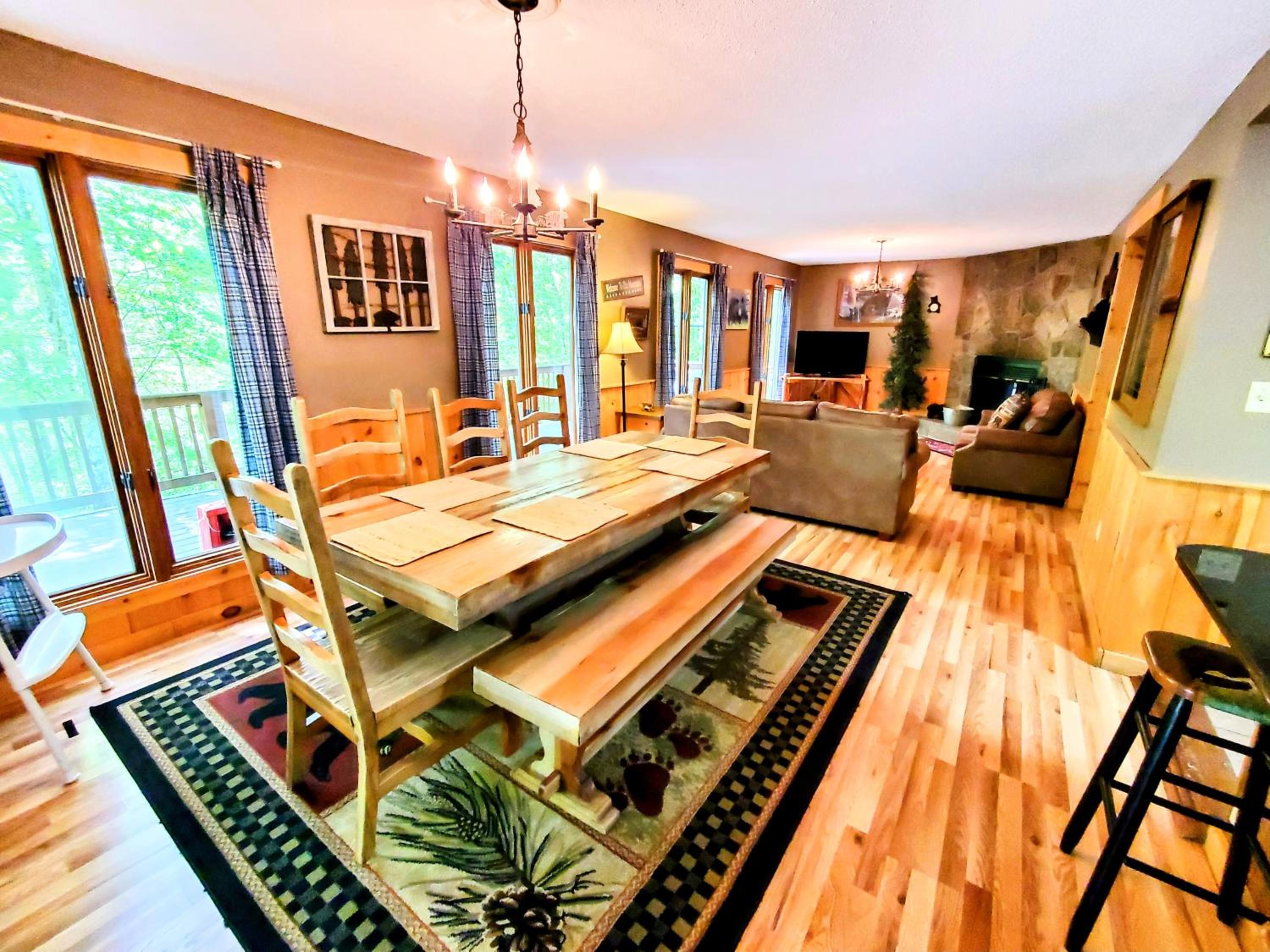 FREE Tickets! Wandering Bear Lodge 4BR Mountain Chalet with Hot Tub, Game Room & Fire Pit