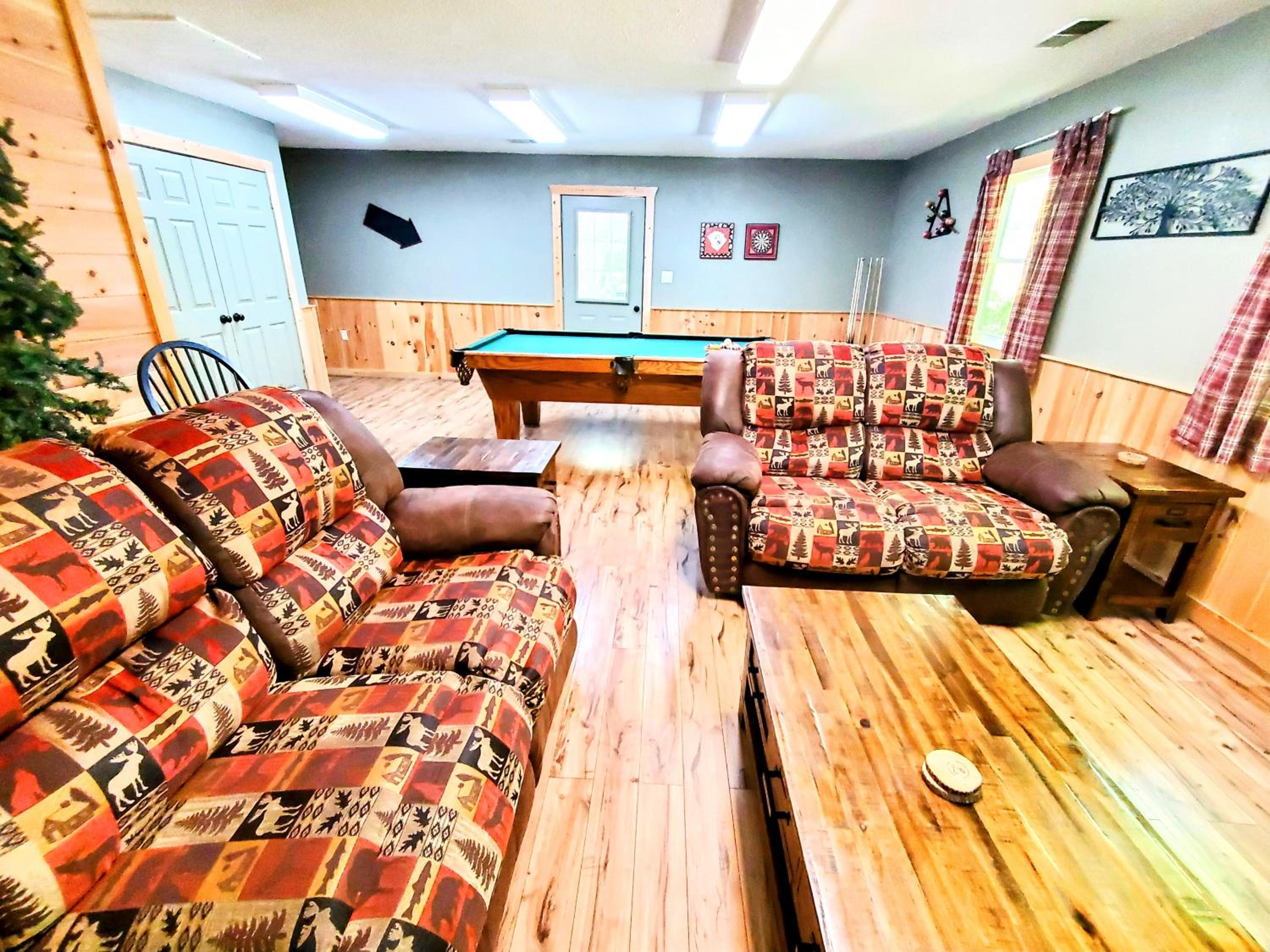 FREE Tickets! Wandering Bear Lodge 4BR Mountain Chalet with Hot Tub, Game Room & Fire Pit