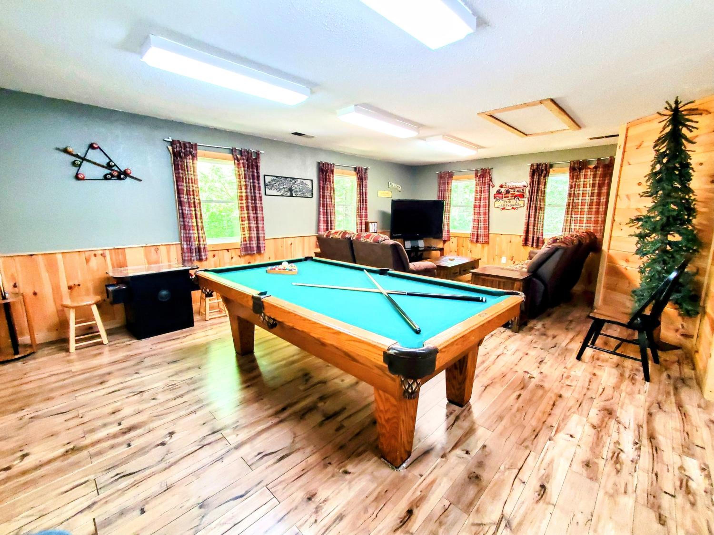 FREE Tickets! Wandering Bear Lodge 4BR Mountain Chalet with Hot Tub, Game Room & Fire Pit
