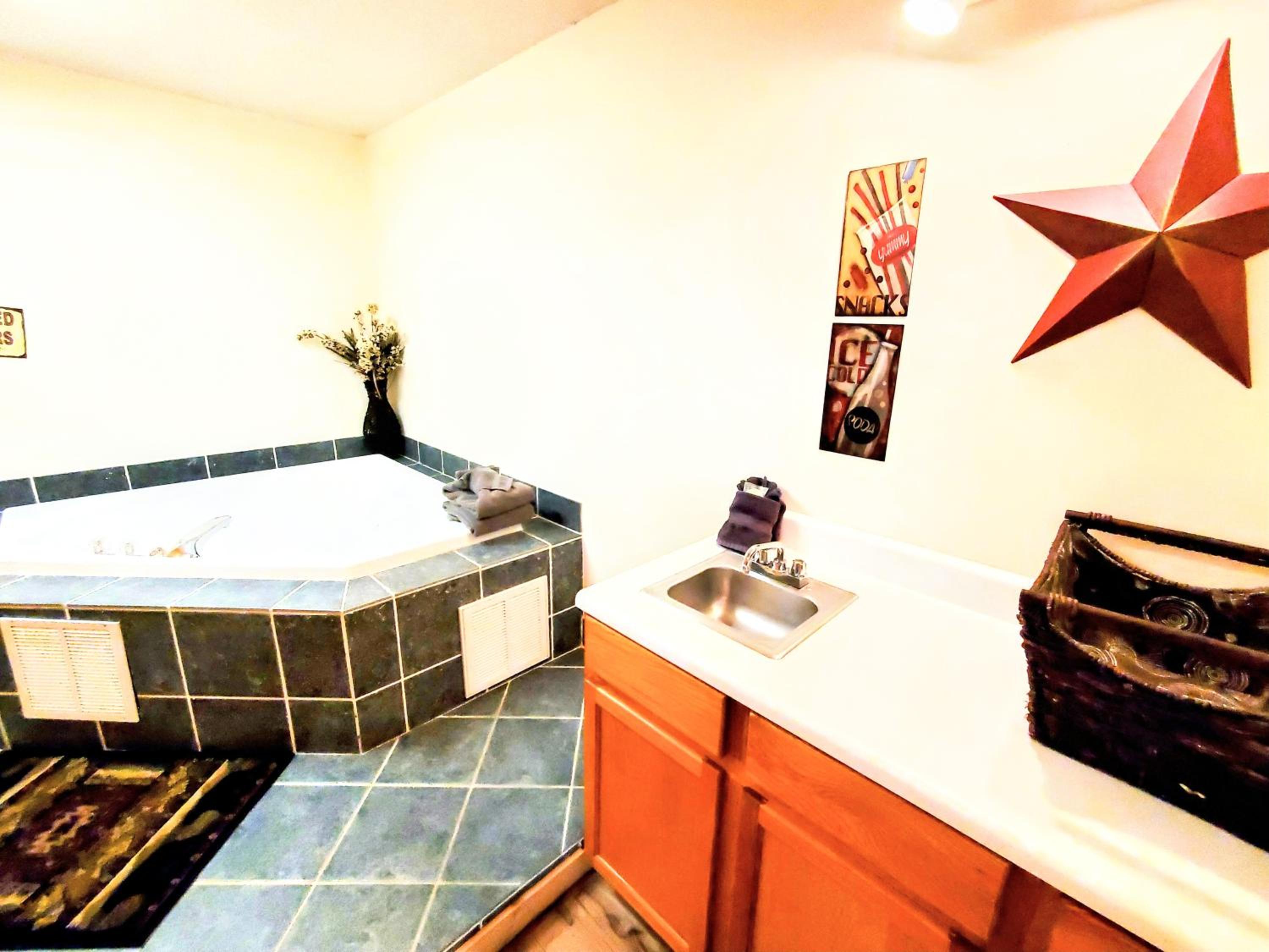 FREE Tickets! Wandering Bear Lodge 4BR Mountain Chalet with Hot Tub, Game Room & Fire Pit