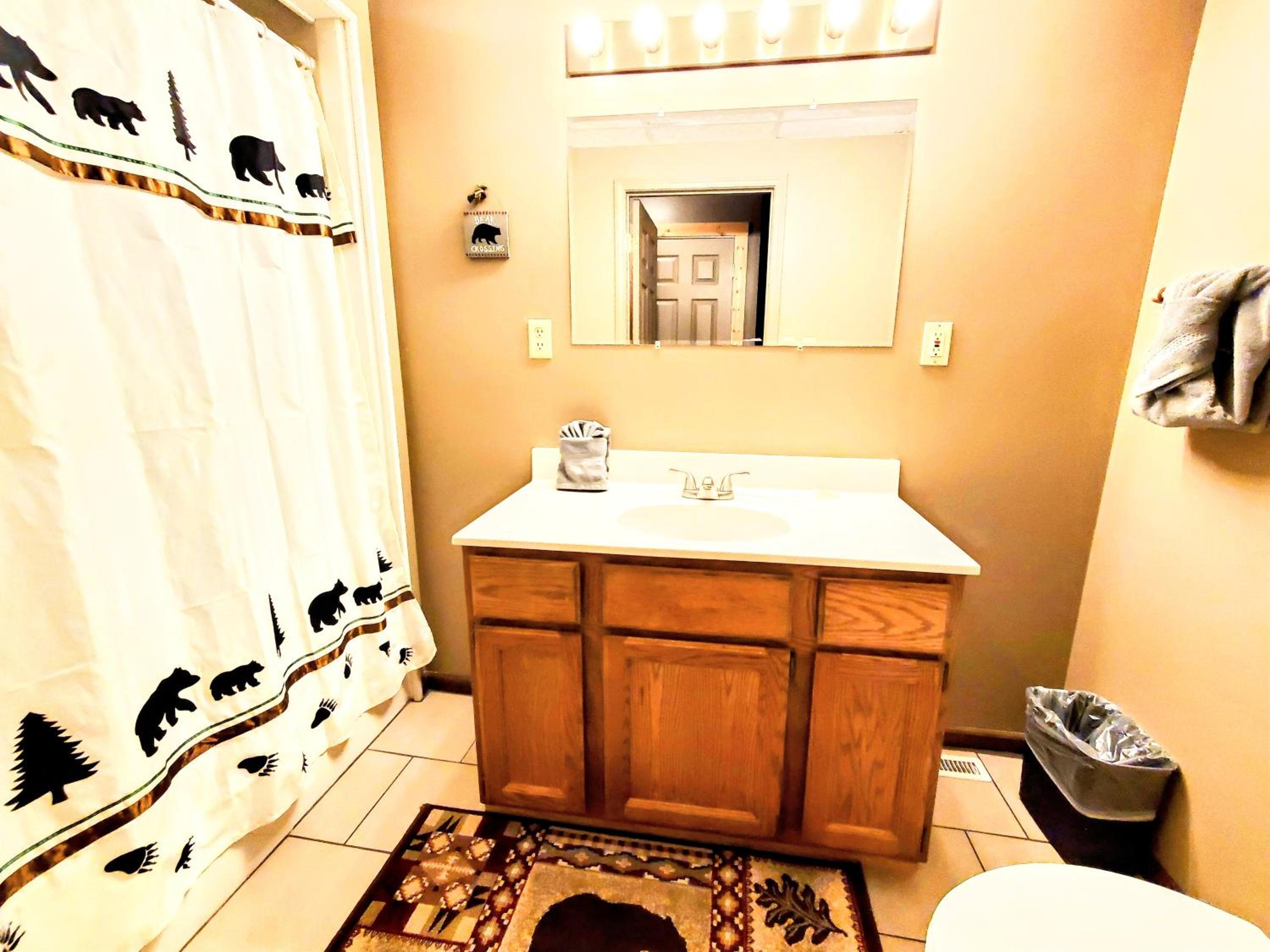 FREE Tickets! Wandering Bear Lodge 4BR Mountain Chalet with Hot Tub, Game Room & Fire Pit