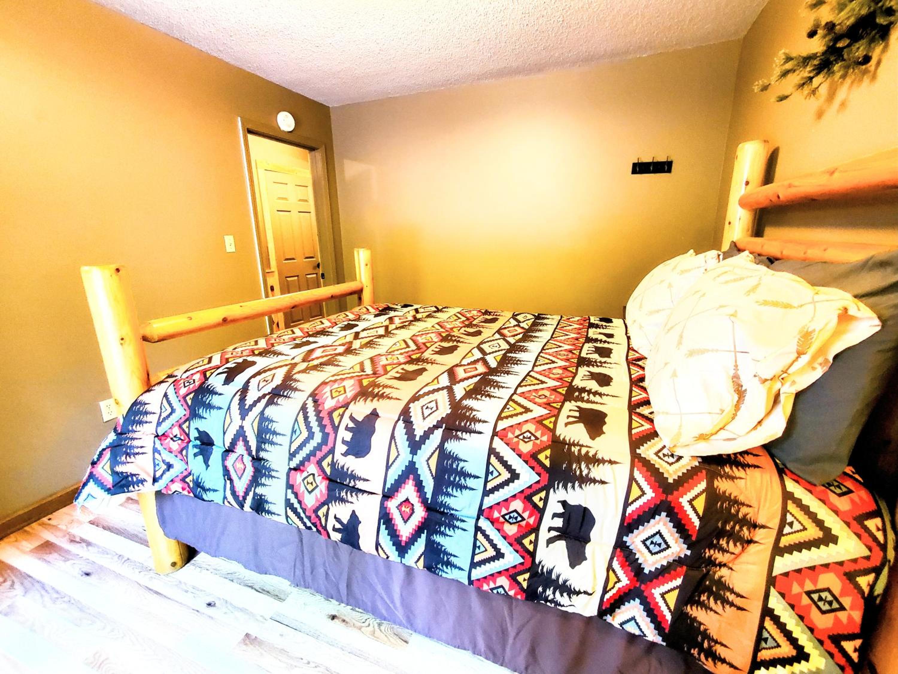 FREE Tickets! Wandering Bear Lodge 4BR Mountain Chalet with Hot Tub, Game Room & Fire Pit