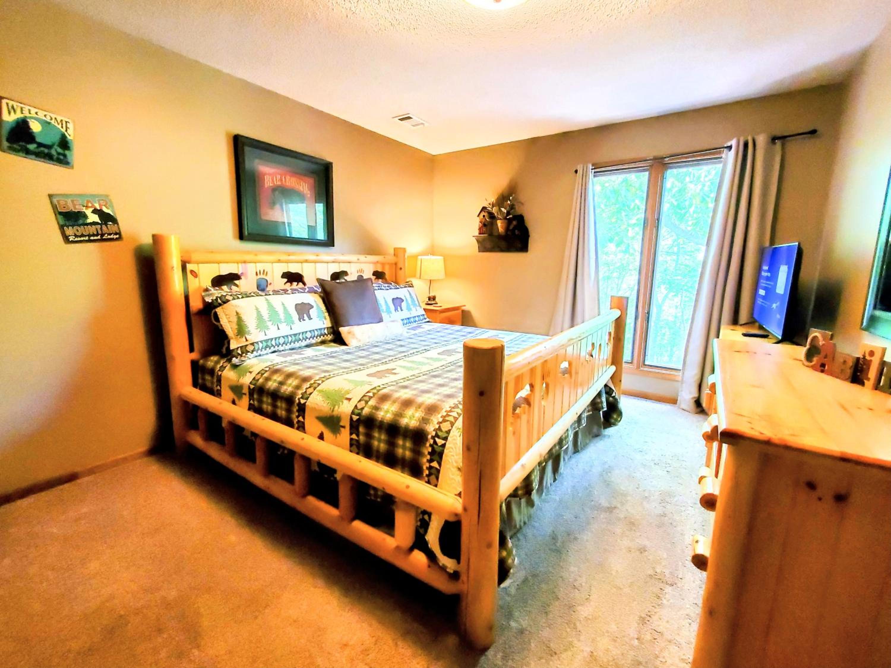FREE Tickets! Wandering Bear Lodge 4BR Mountain Chalet with Hot Tub, Game Room & Fire Pit