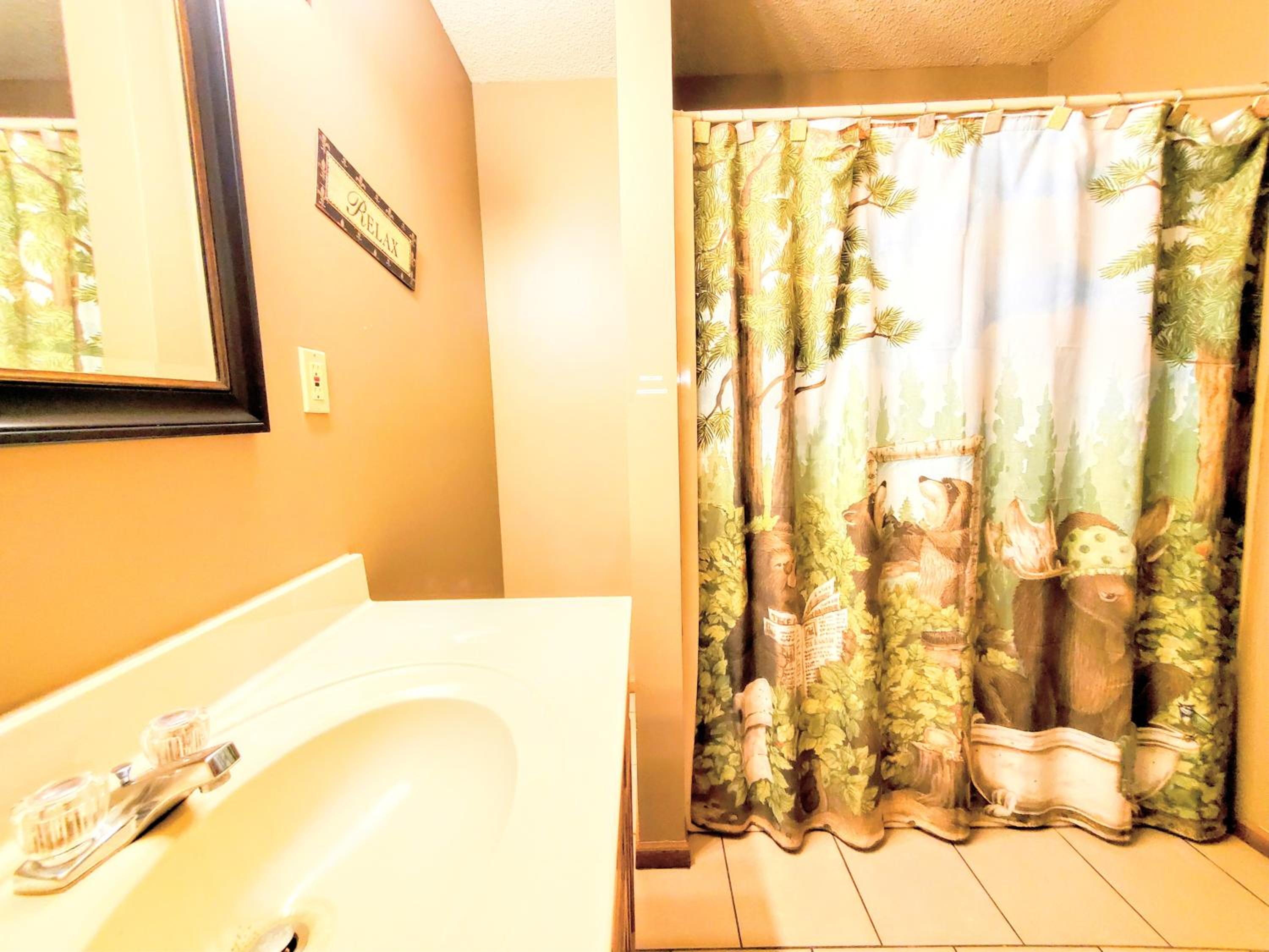 FREE Tickets! Wandering Bear Lodge 4BR Mountain Chalet with Hot Tub, Game Room & Fire Pit