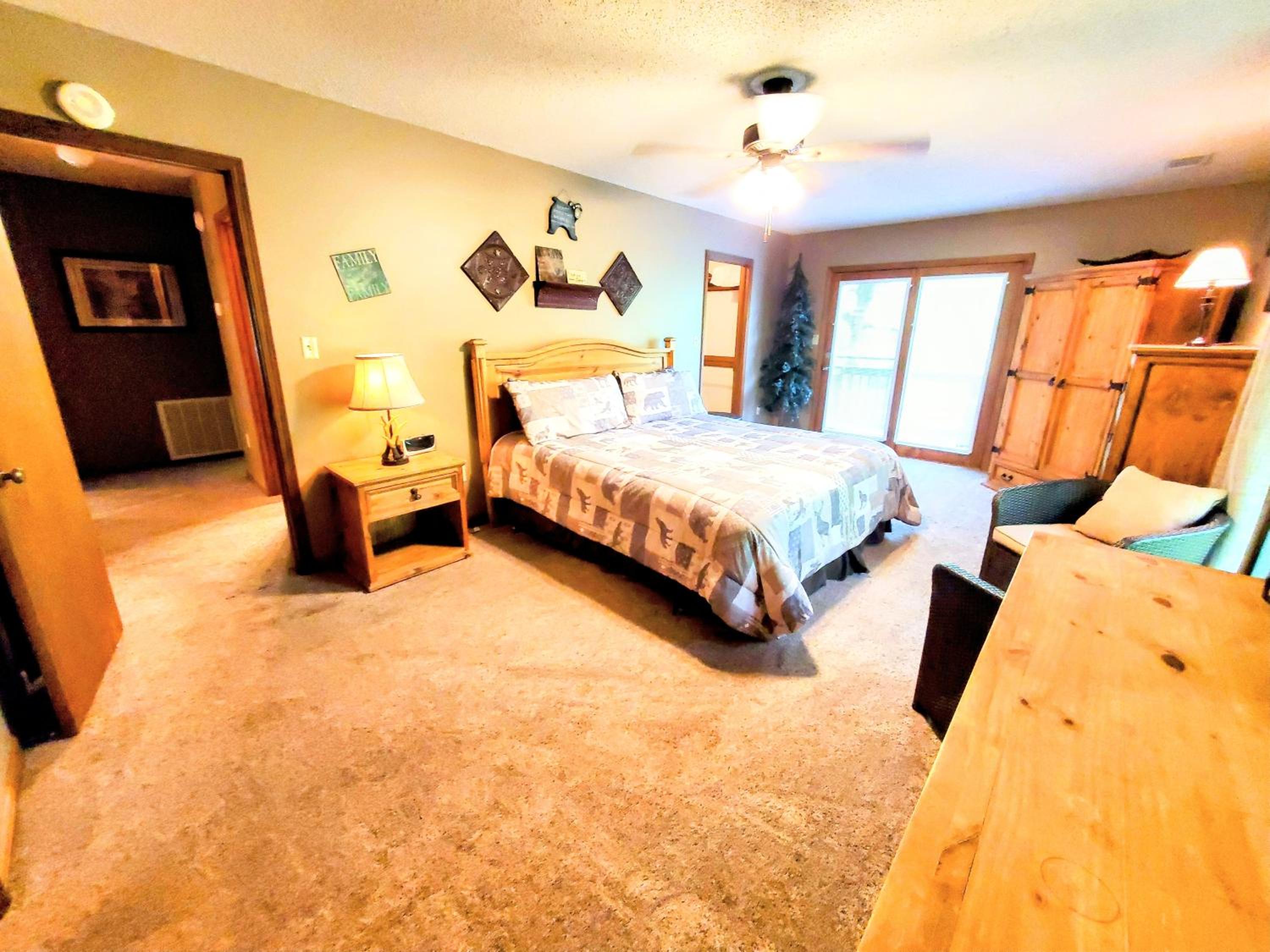 FREE Tickets! Wandering Bear Lodge 4BR Mountain Chalet with Hot Tub, Game Room & Fire Pit