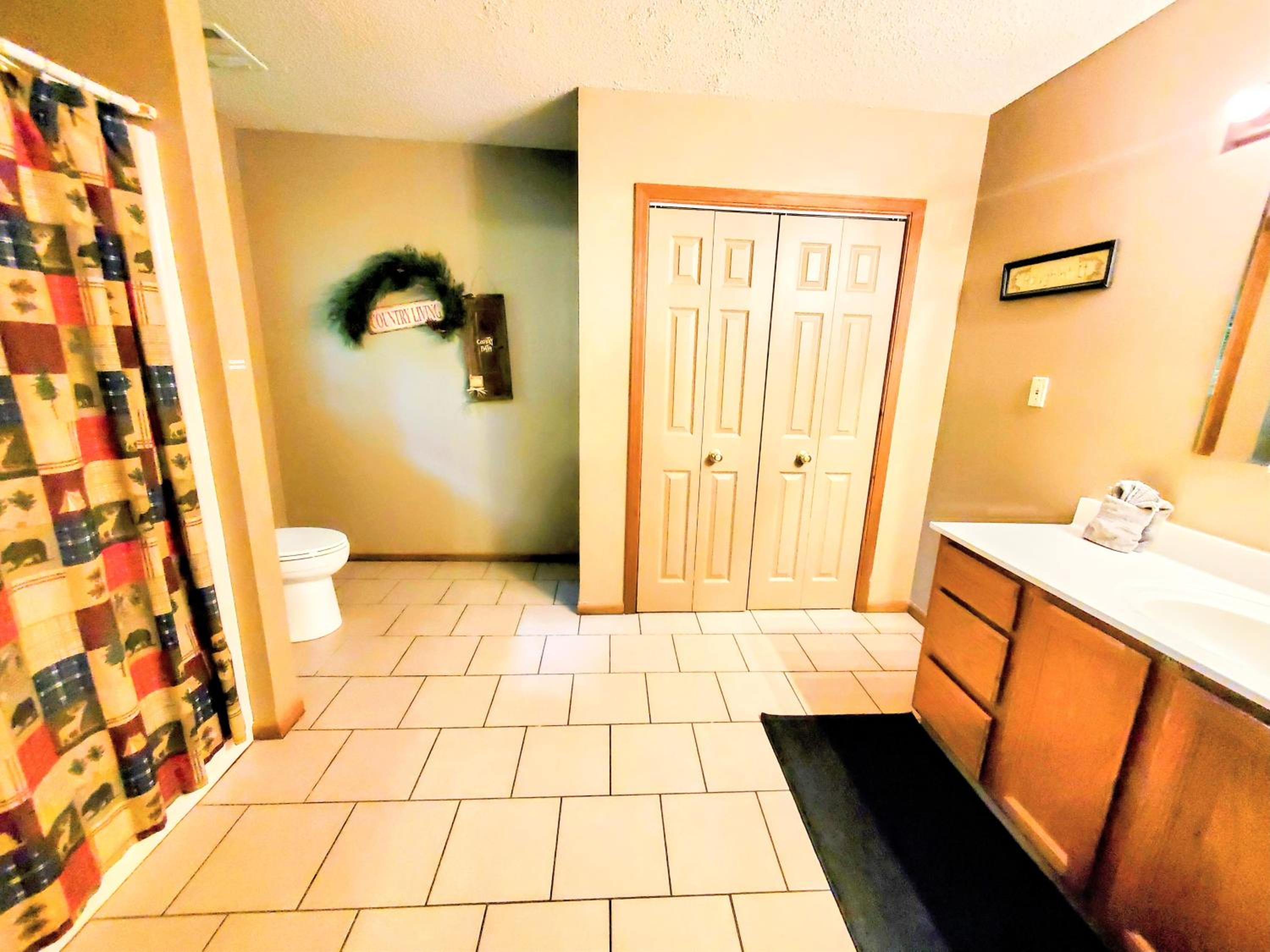 FREE Tickets! Wandering Bear Lodge 4BR Mountain Chalet with Hot Tub, Game Room & Fire Pit