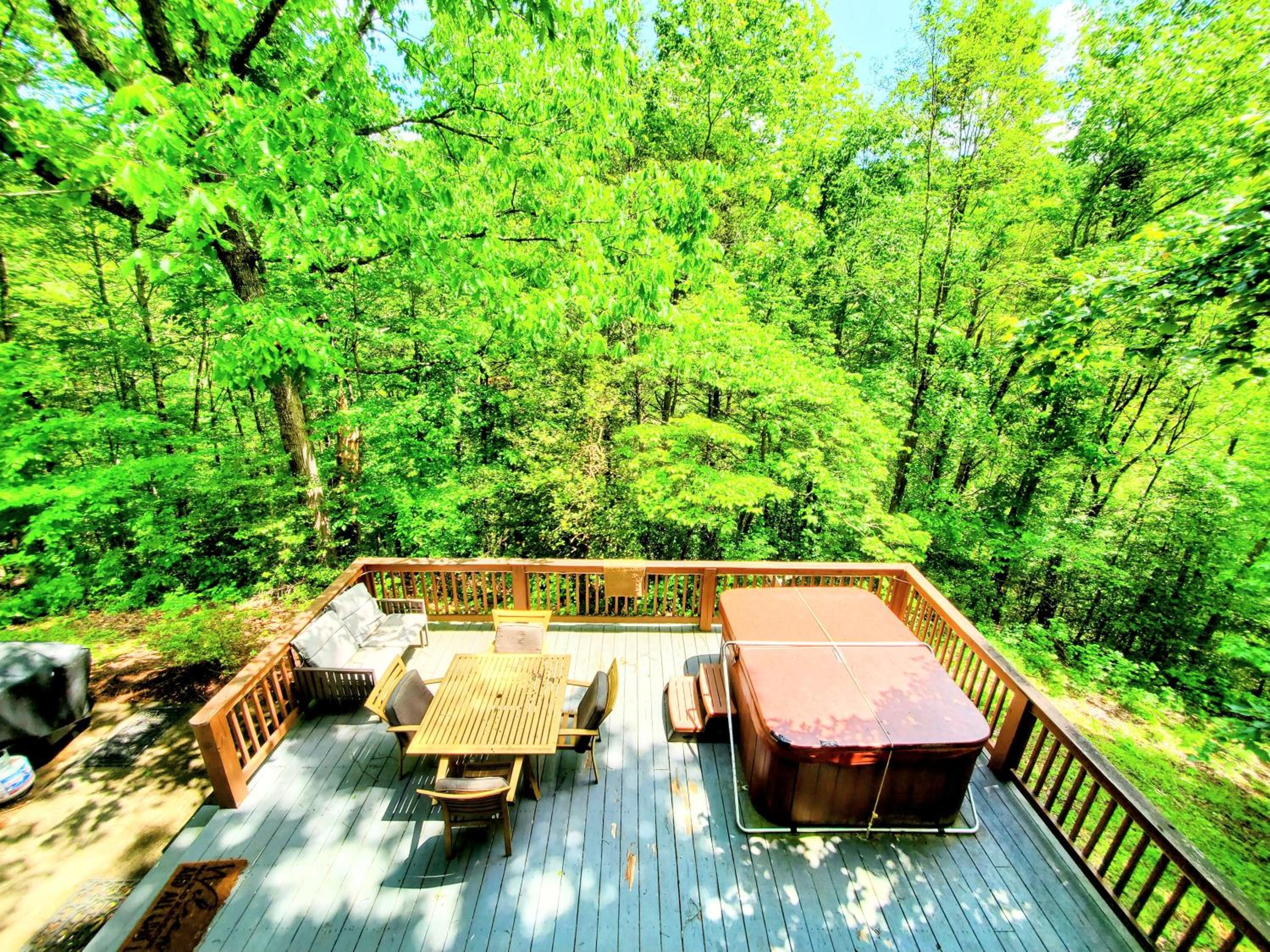 FREE Tickets! Wandering Bear Lodge 4BR Mountain Chalet with Hot Tub, Game Room & Fire Pit