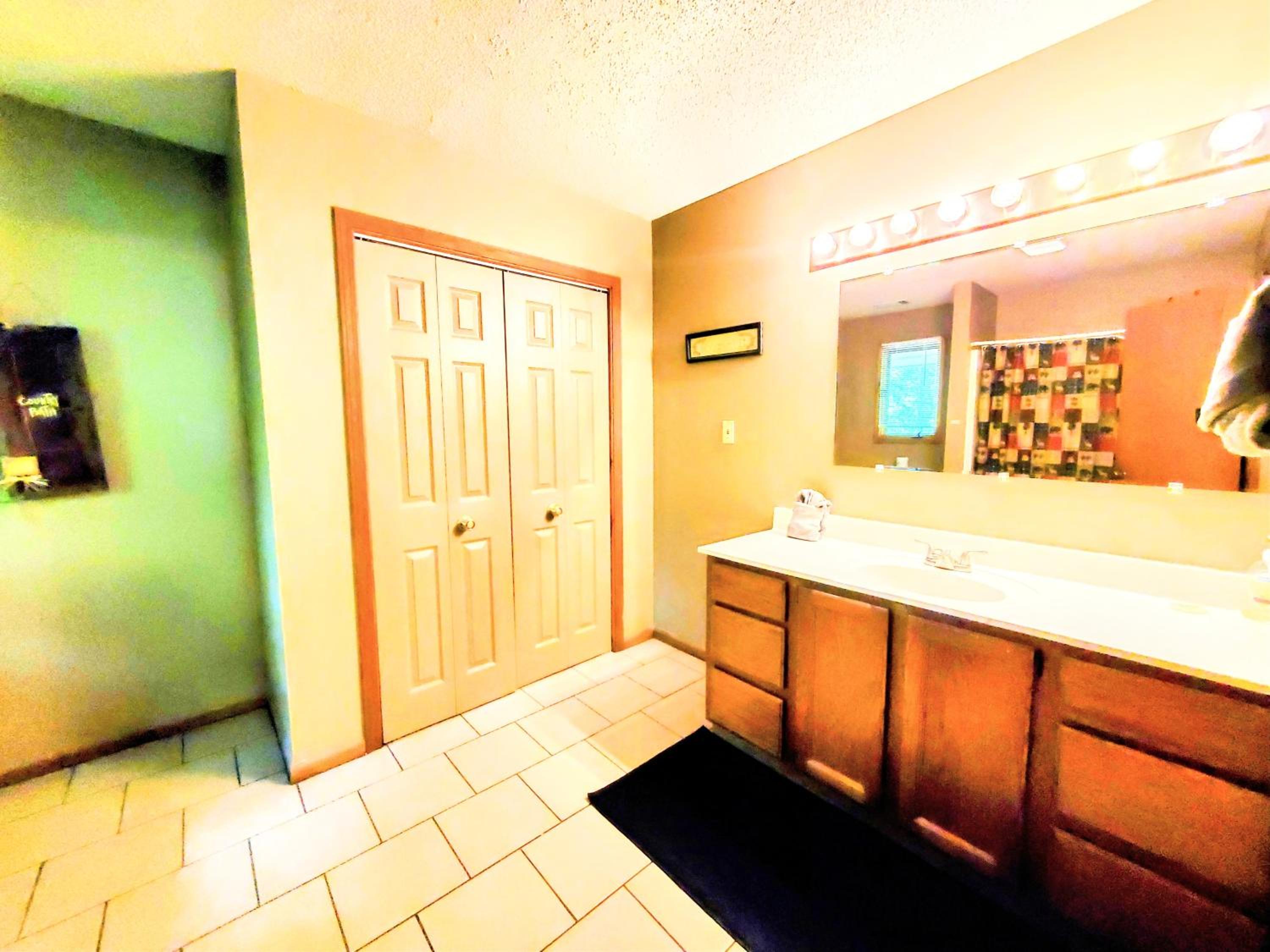FREE Tickets! Wandering Bear Lodge 4BR Mountain Chalet with Hot Tub, Game Room & Fire Pit