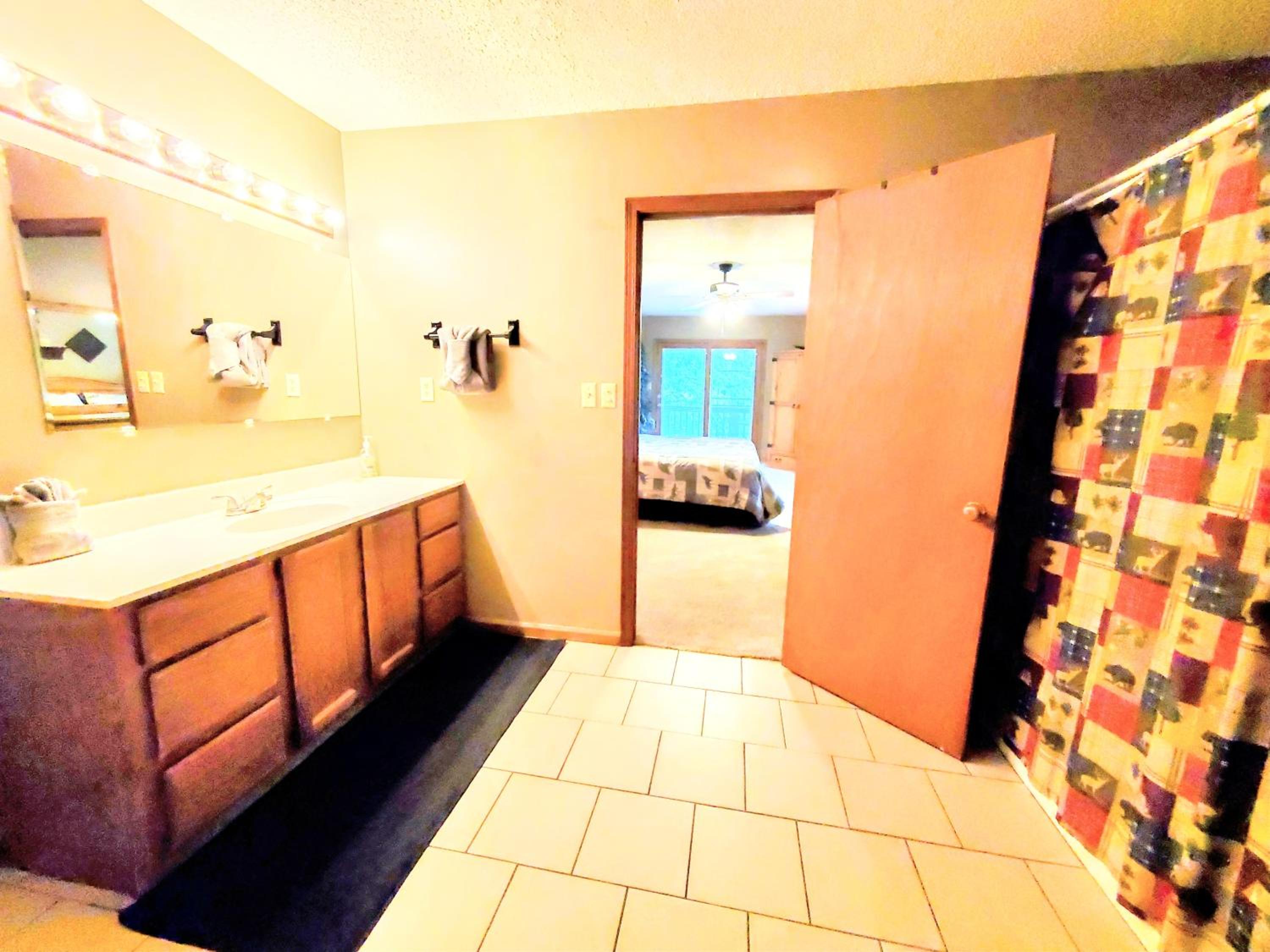 FREE Tickets! Wandering Bear Lodge 4BR Mountain Chalet with Hot Tub, Game Room & Fire Pit