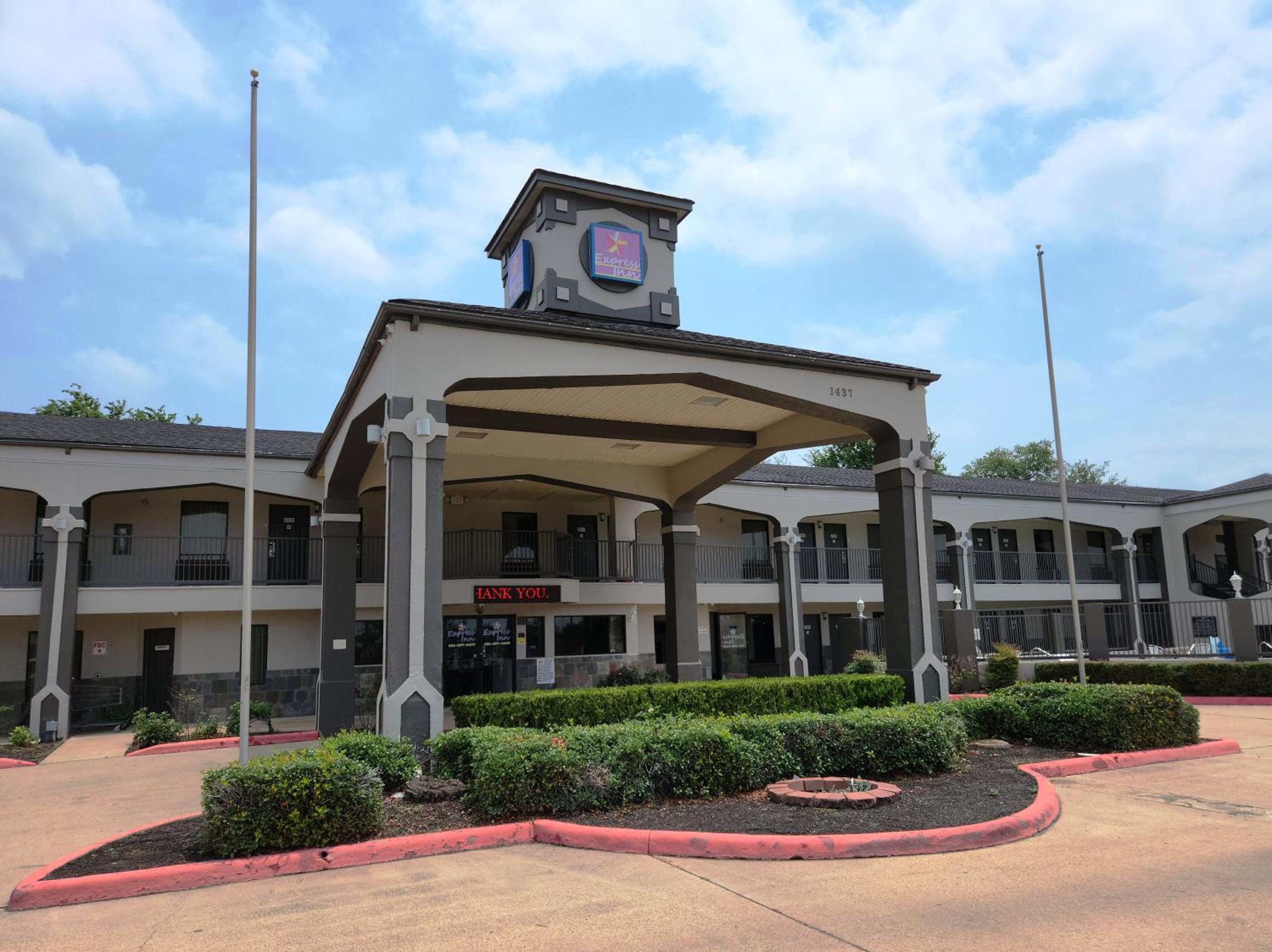Houston Vacations - Express Inn Tomball - Property Image 2