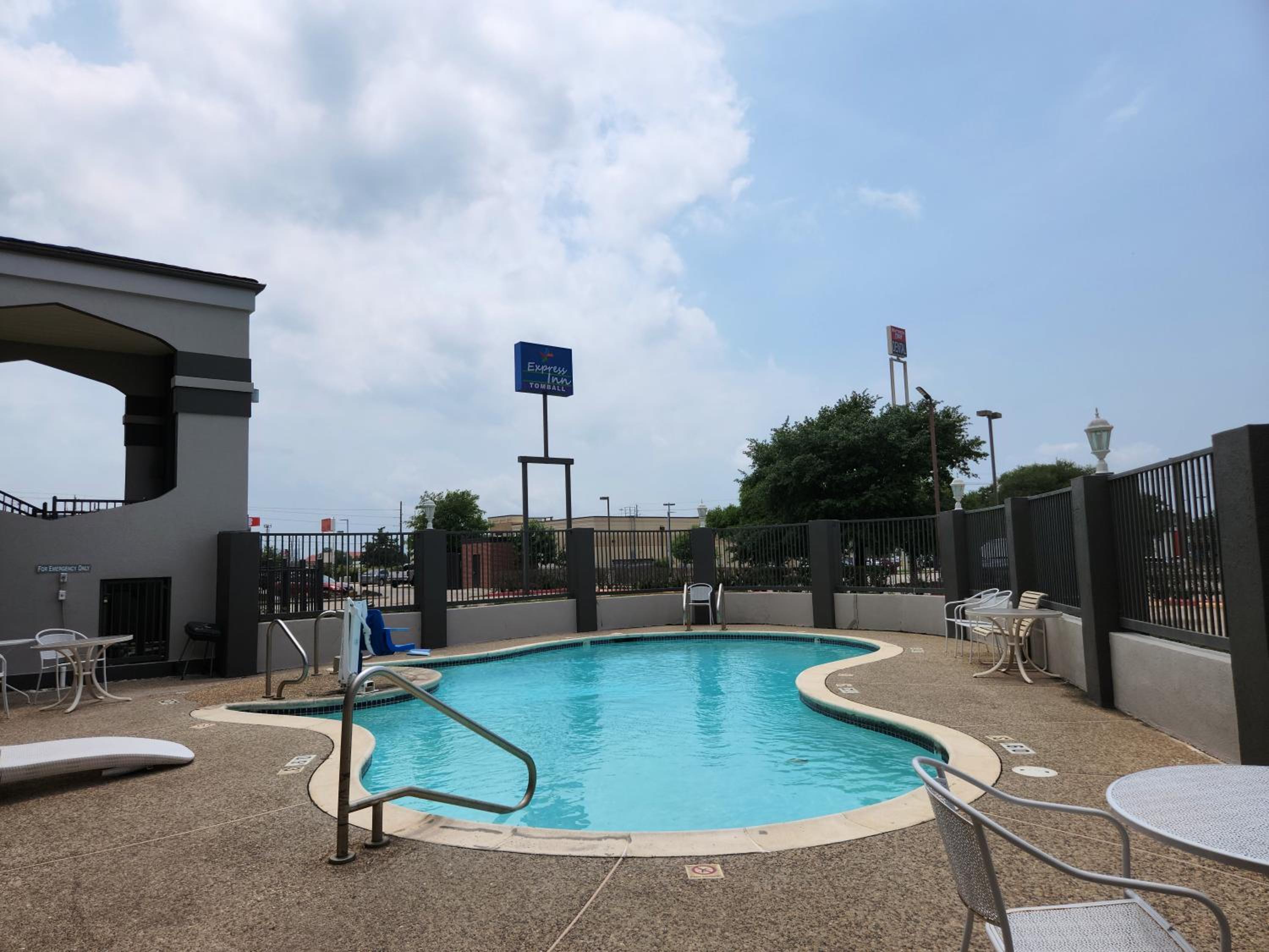 Express Inn Tomball - Property Image 13