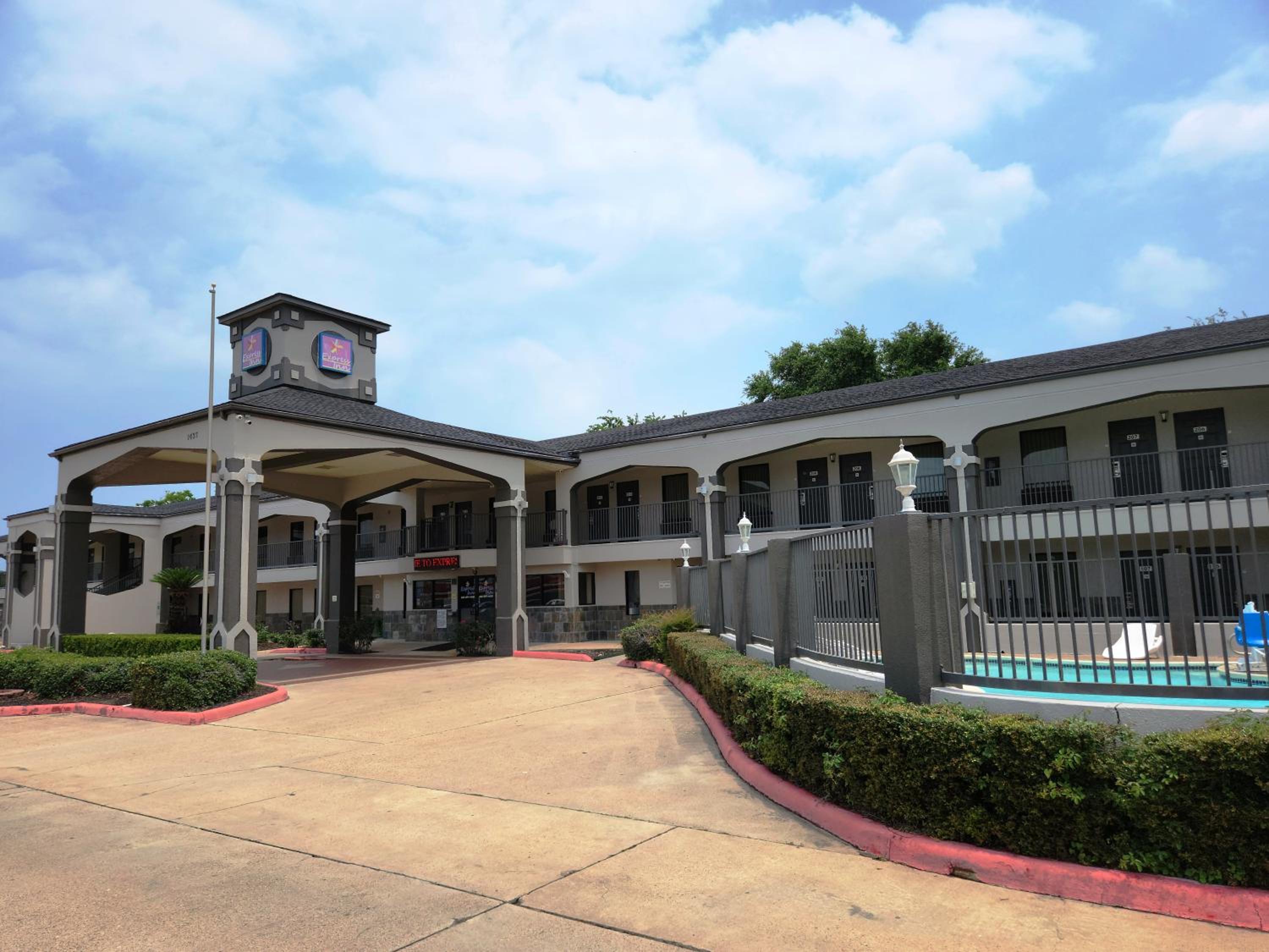 Express Inn Tomball - Property Image 11