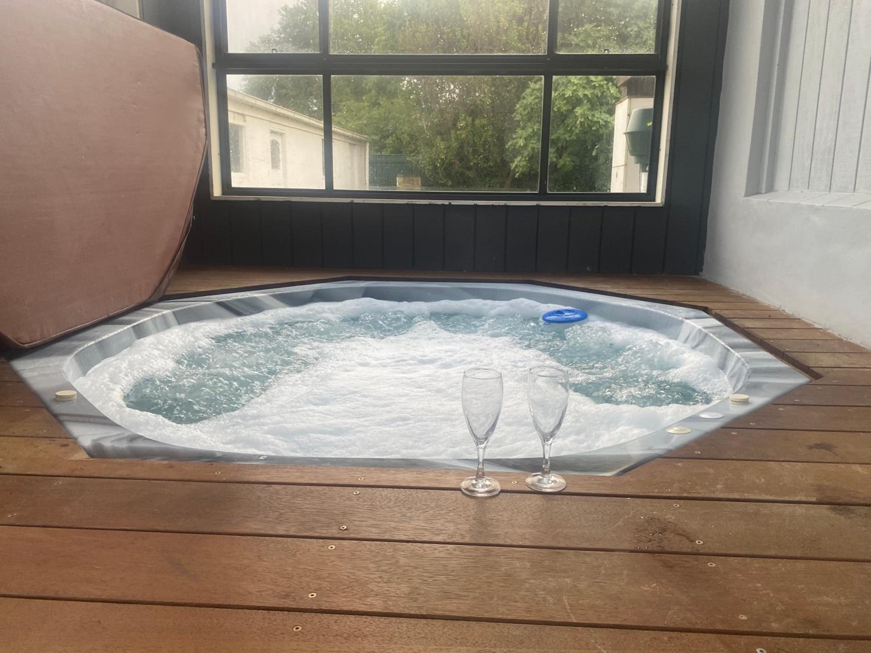 Portland sea spa retreat with King bed Free Arcade sleeps 9