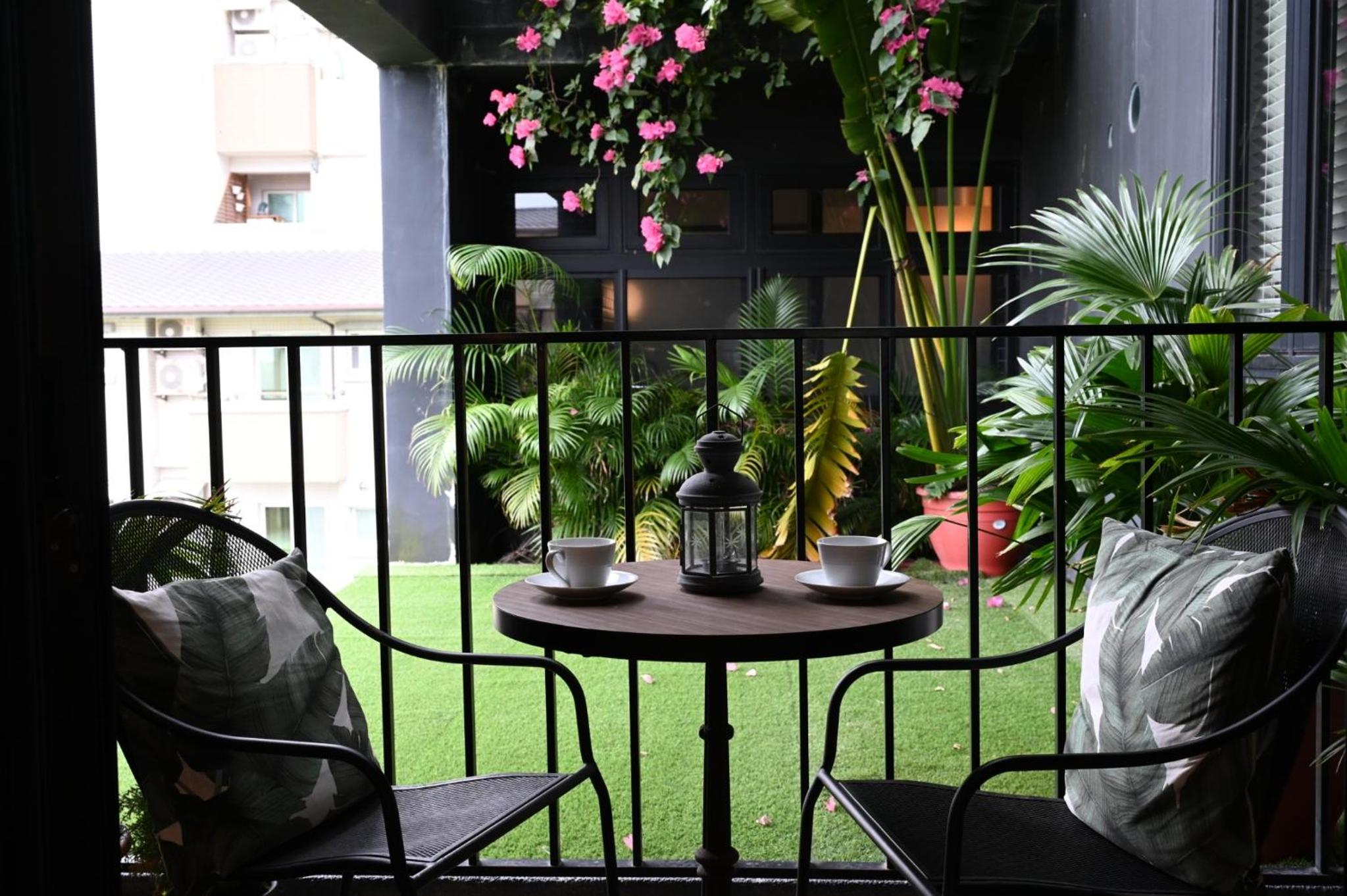 Noir Home view 5