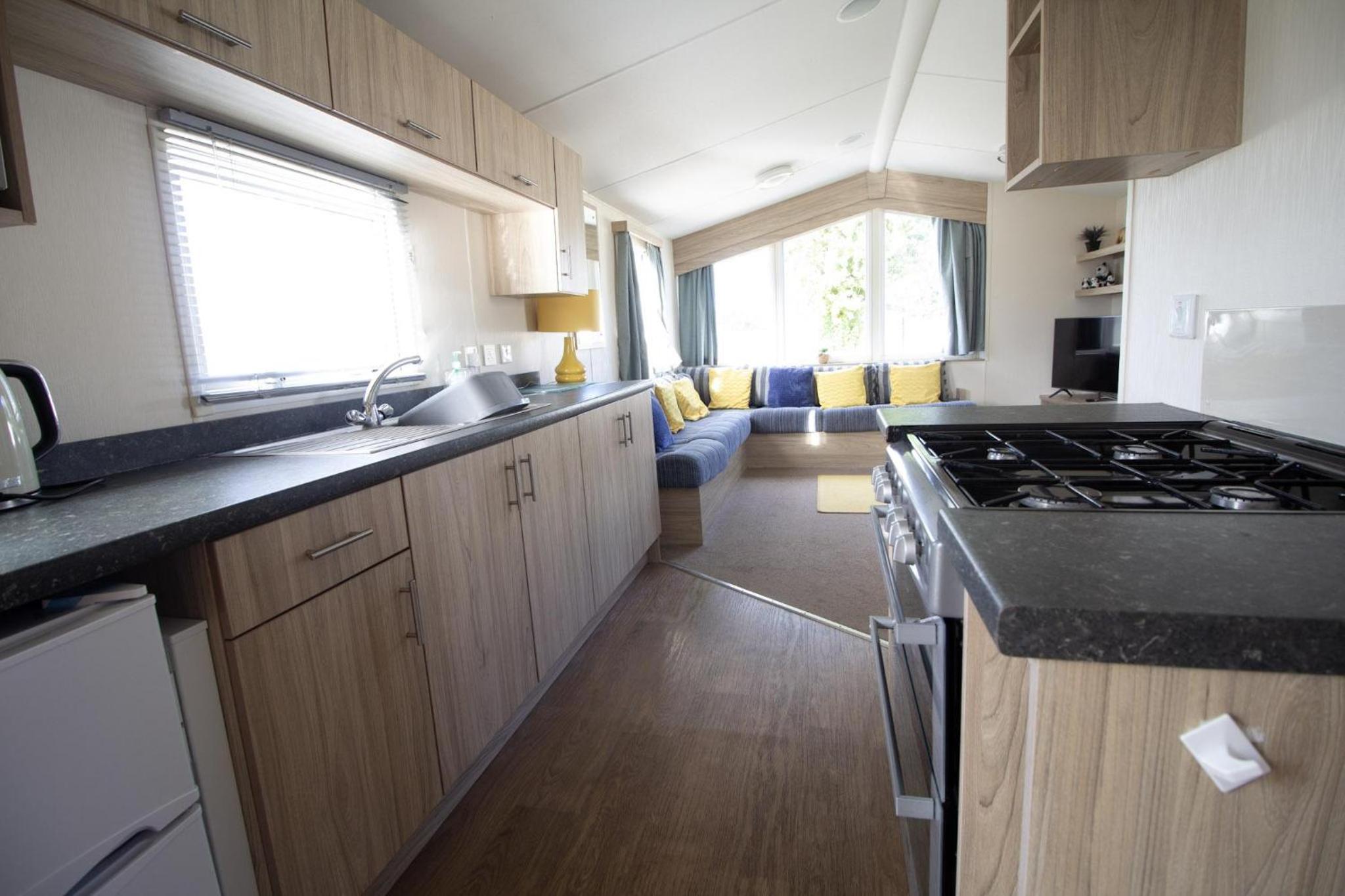 Caravan With Decking Within Walking Distance To Hunstanton Beach Ref 23054S view 4