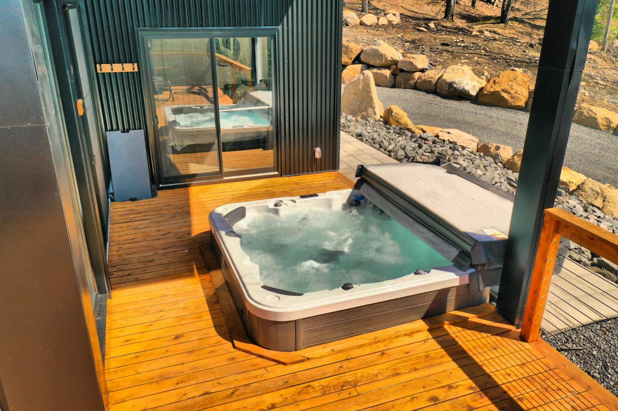 KALLM Mont-Tremblant luxury chalet with private beach, hot tub & pond on 7acre estate