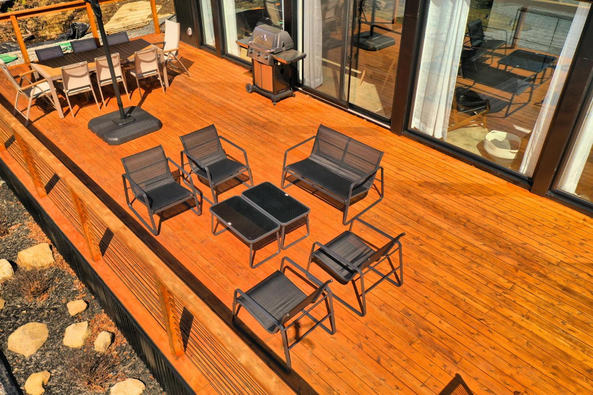 KALLM Mont-Tremblant luxury chalet with private beach, hot tub & pond on 7acre estate