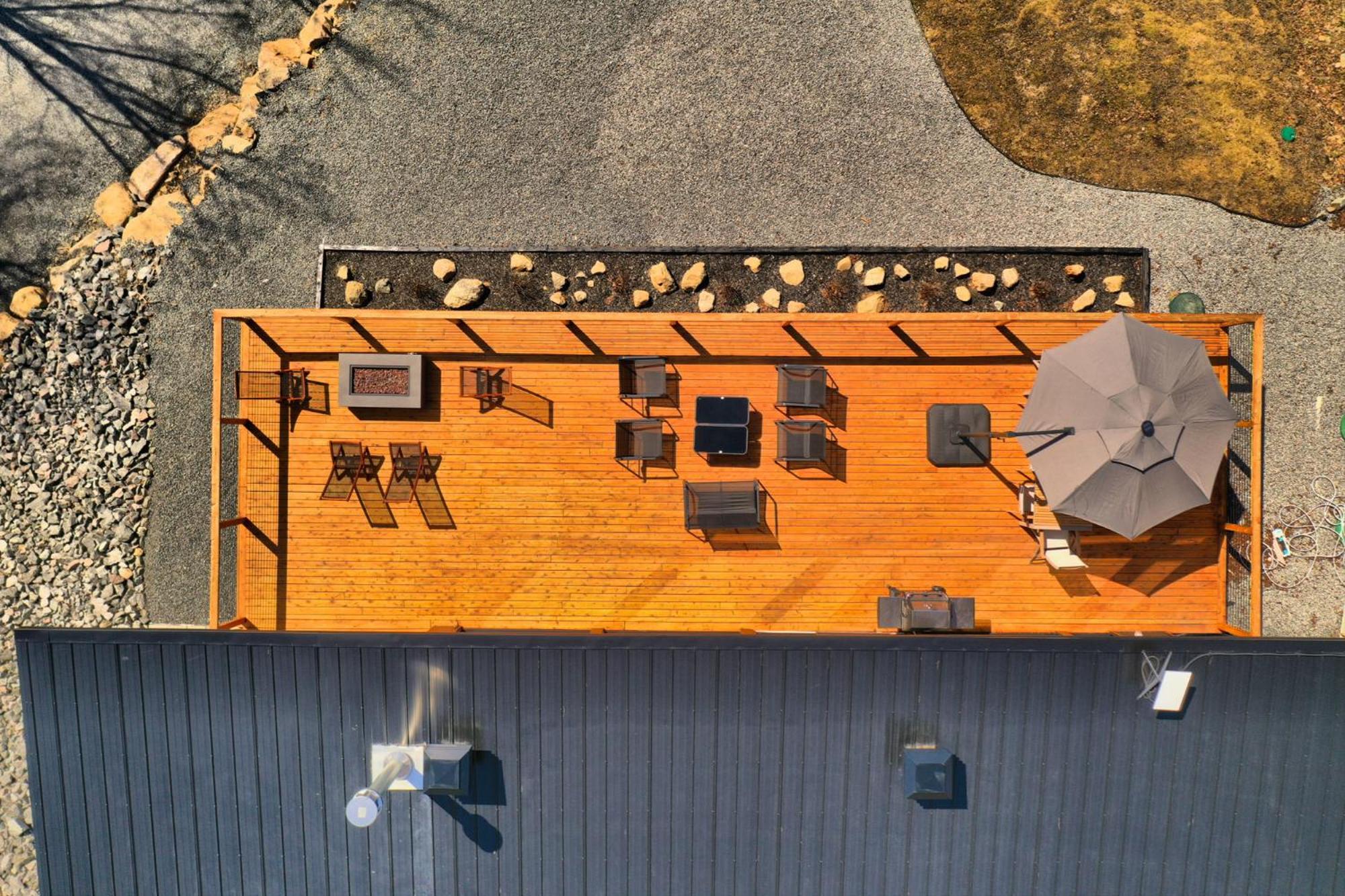 KALLM Mont-Tremblant luxury chalet with private beach, hot tub & pond on 7acre estate