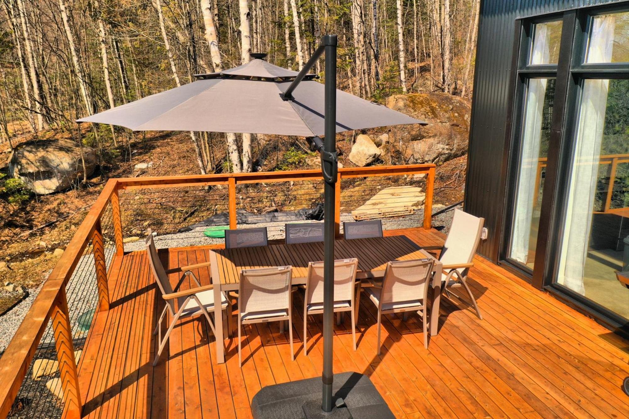 KALLM Mont-Tremblant luxury chalet with private beach, hot tub & pond on 7acre estate