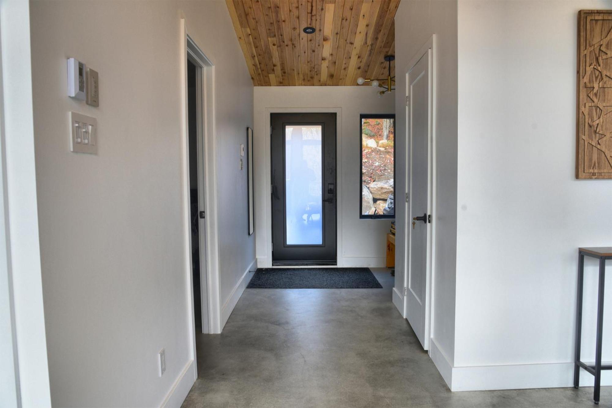 KALLM Mont-Tremblant luxury chalet with private beach, hot tub & pond on 7acre estate