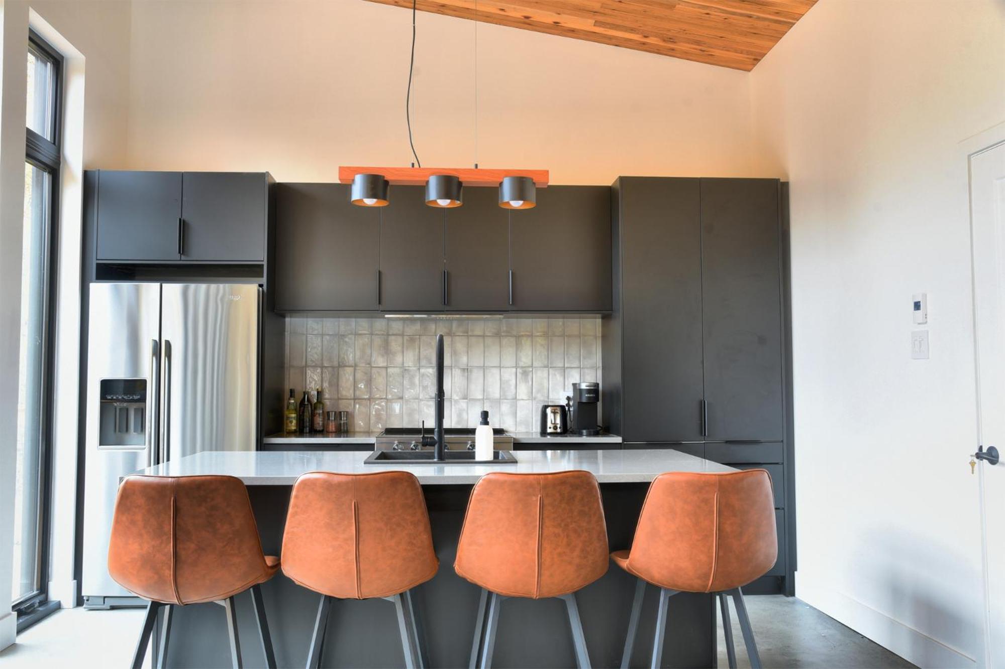 KALLM Mont-Tremblant luxury chalet with private beach, hot tub & pond on 7acre estate