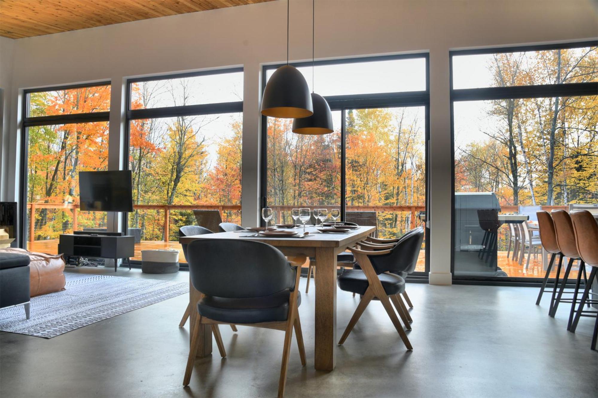KALLM Mont-Tremblant luxury chalet with private beach, hot tub & pond on 7acre estate