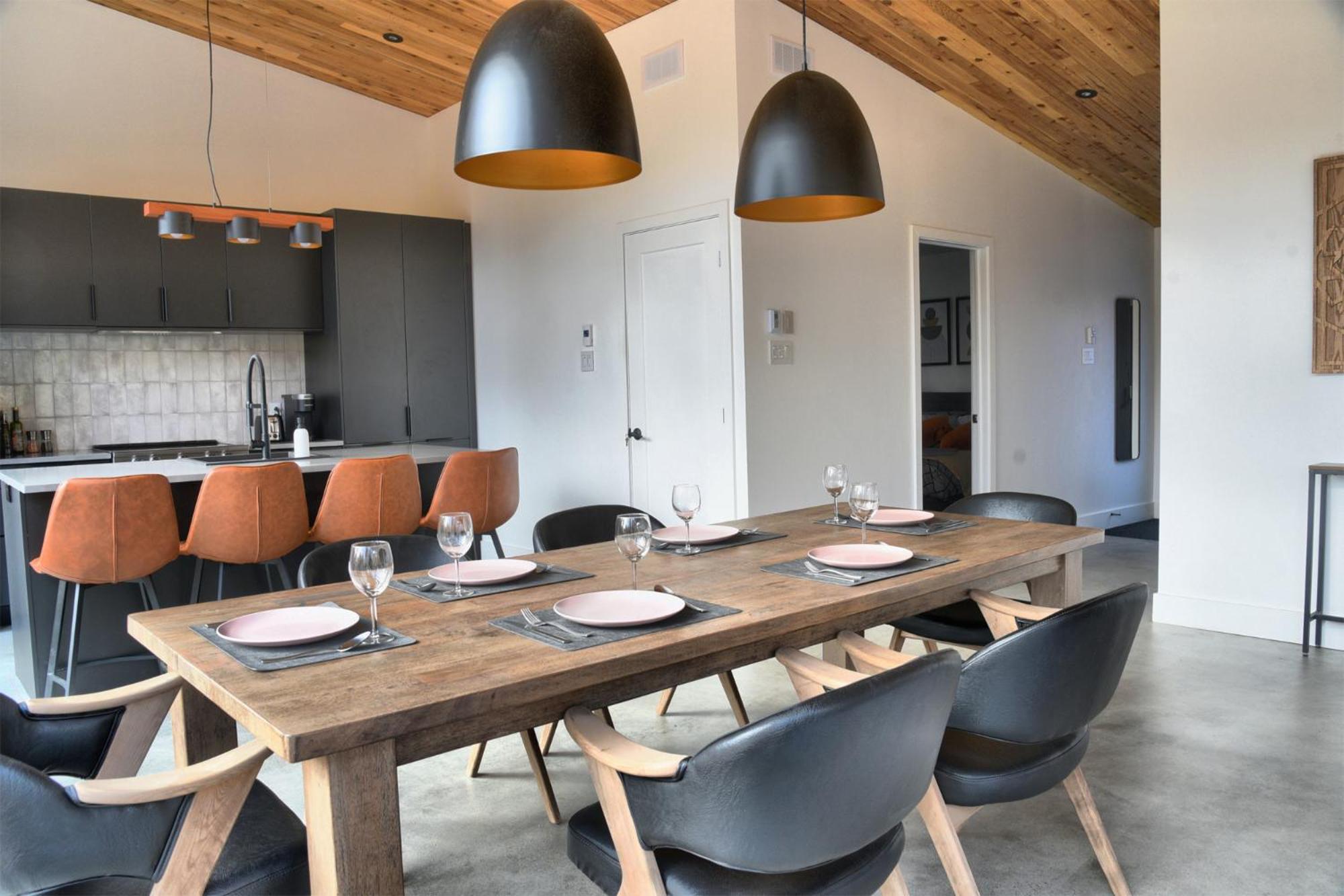 KALLM Mont-Tremblant luxury chalet with private beach, hot tub & pond on 7acre estate