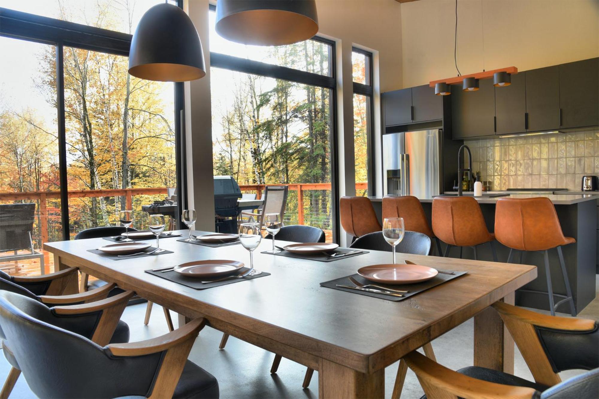 KALLM Mont-Tremblant luxury chalet with private beach, hot tub & pond on 7acre estate