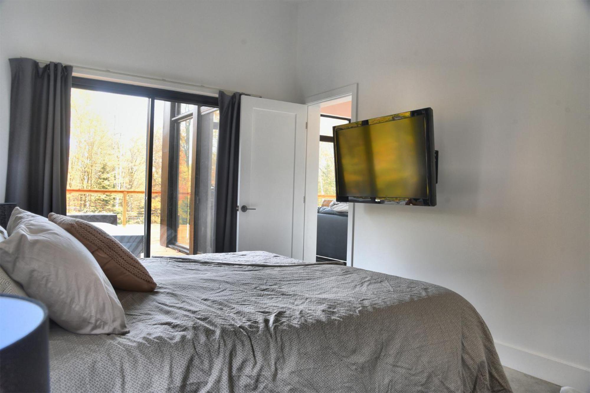 KALLM Mont-Tremblant luxury chalet with private beach, hot tub & pond on 7acre estate