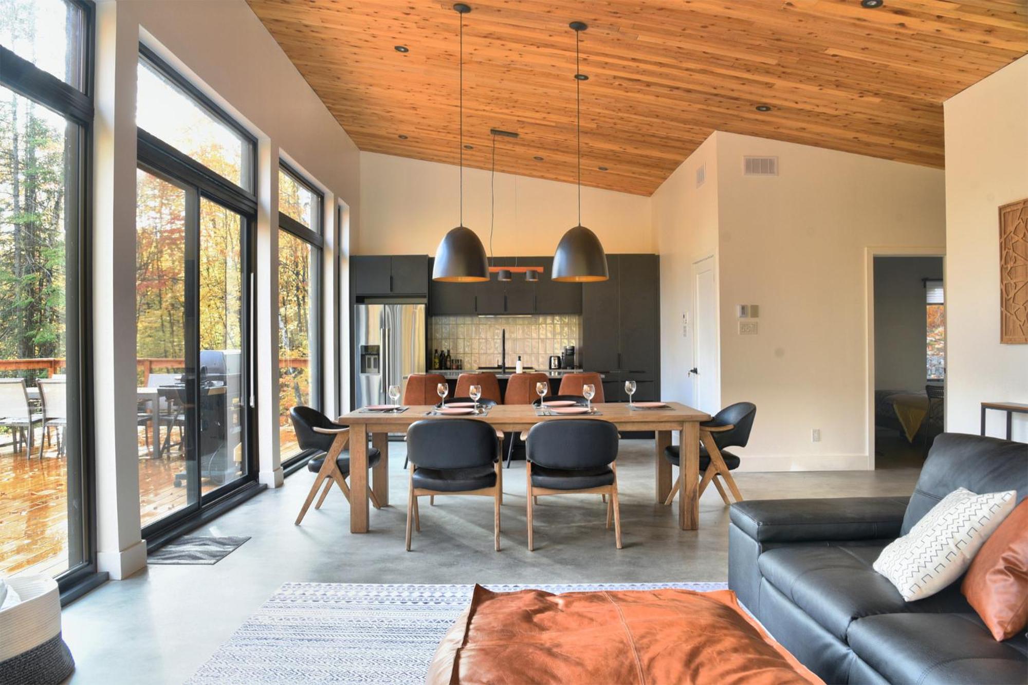 KALLM Mont-Tremblant luxury chalet with private beach, hot tub & pond on 7acre estate