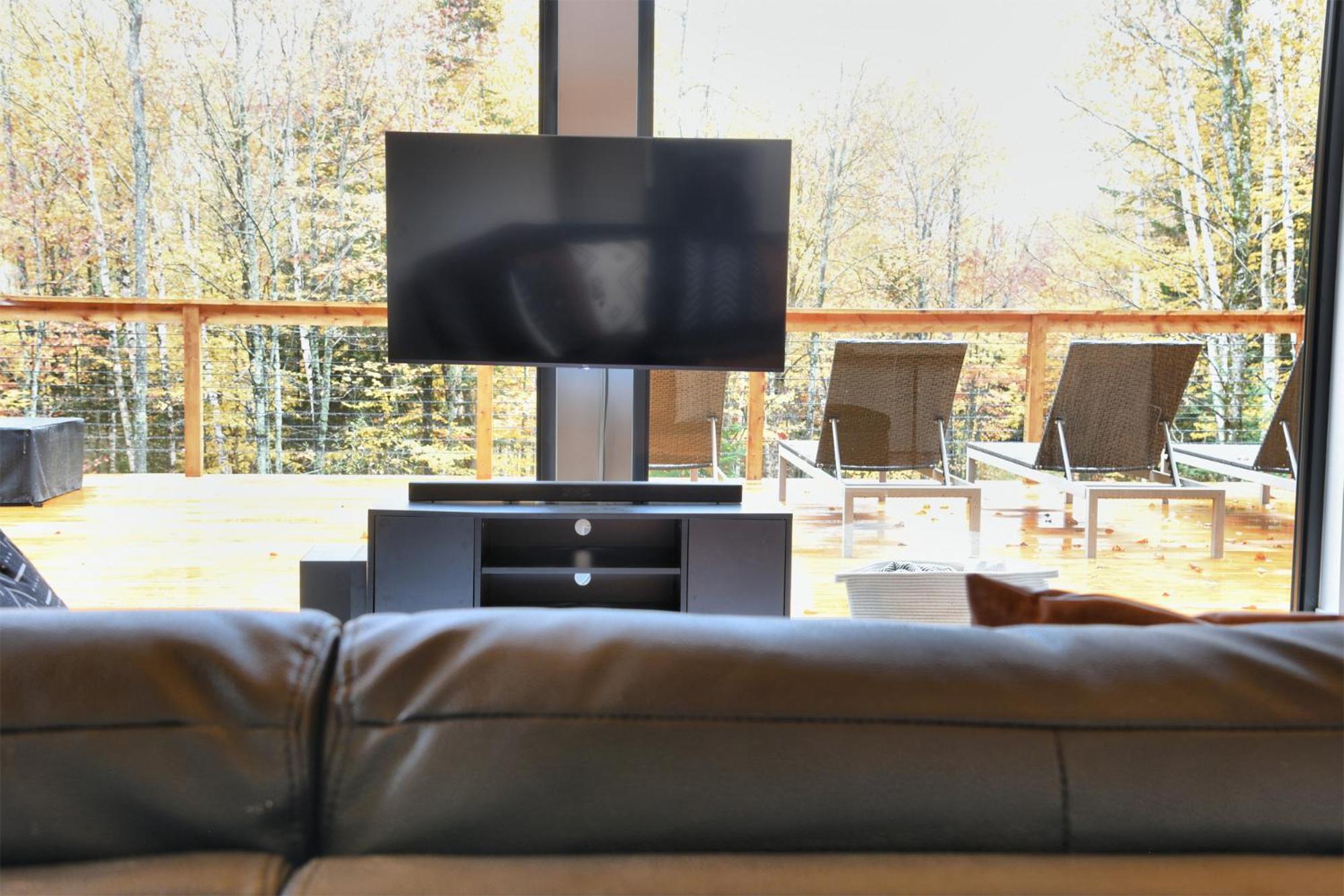 KALLM Mont-Tremblant luxury chalet with private beach, hot tub & pond on 7acre estate