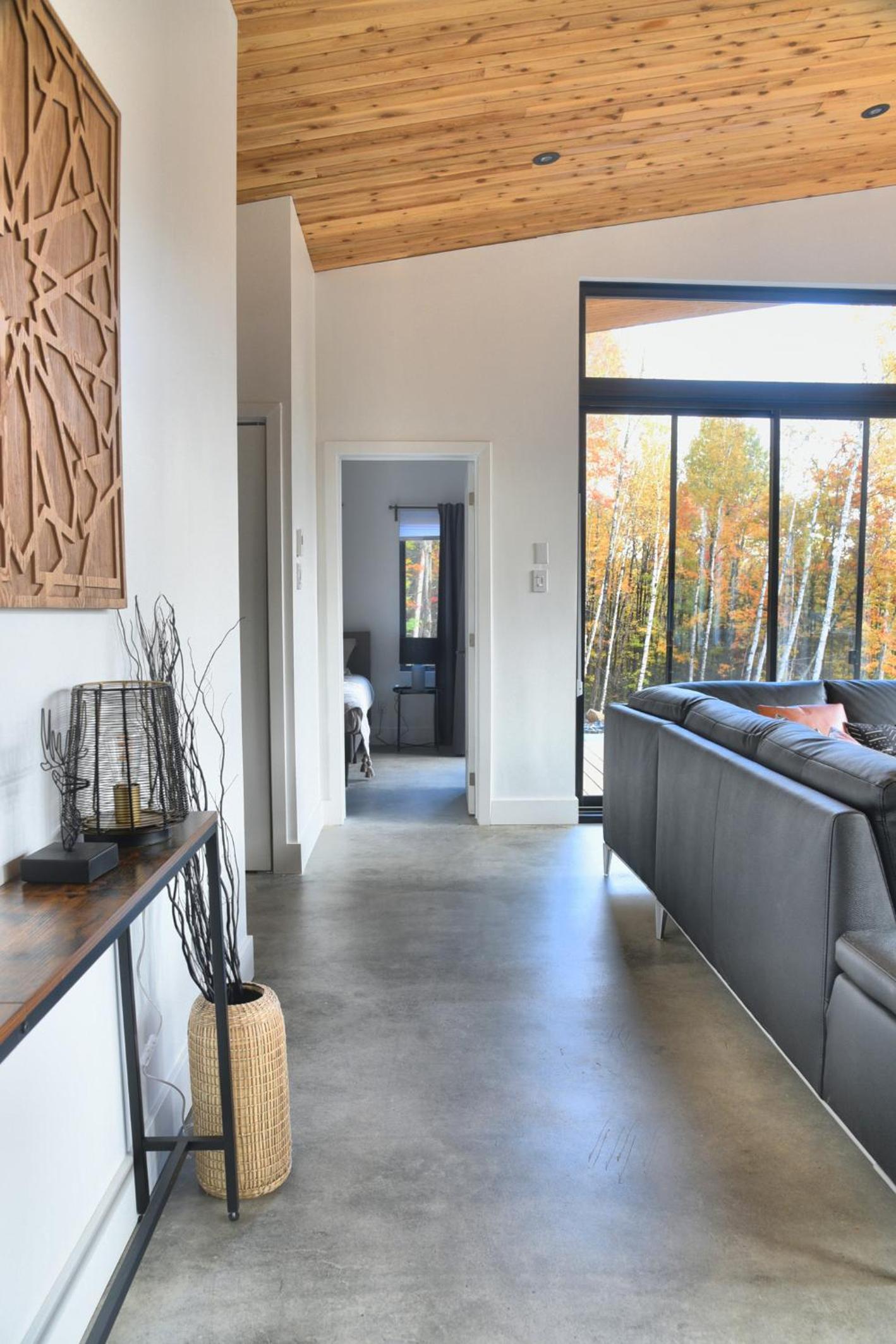 KALLM Mont-Tremblant luxury chalet with private beach, hot tub & pond on 7acre estate