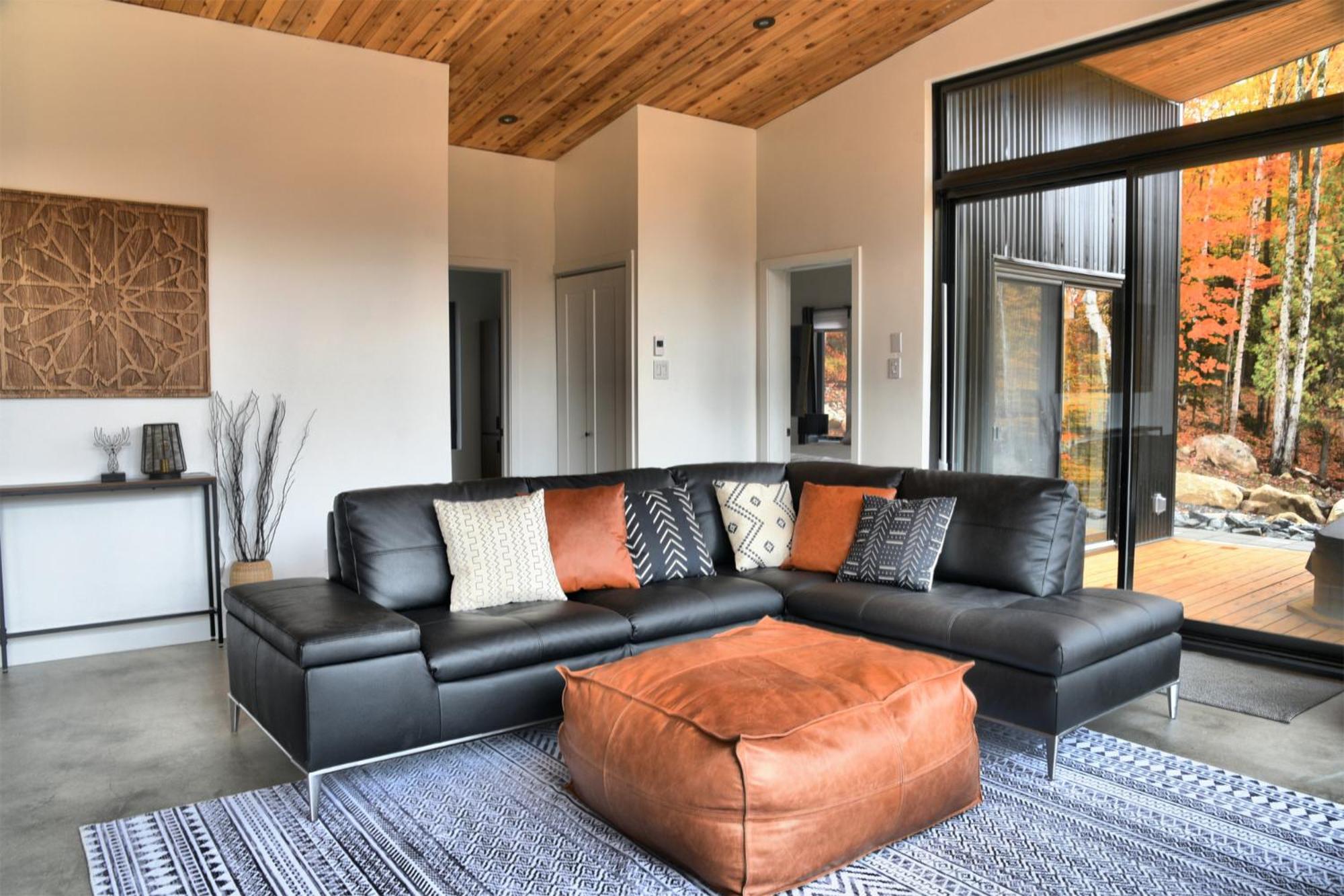 KALLM Mont-Tremblant luxury chalet with private beach, hot tub & pond on 7acre estate