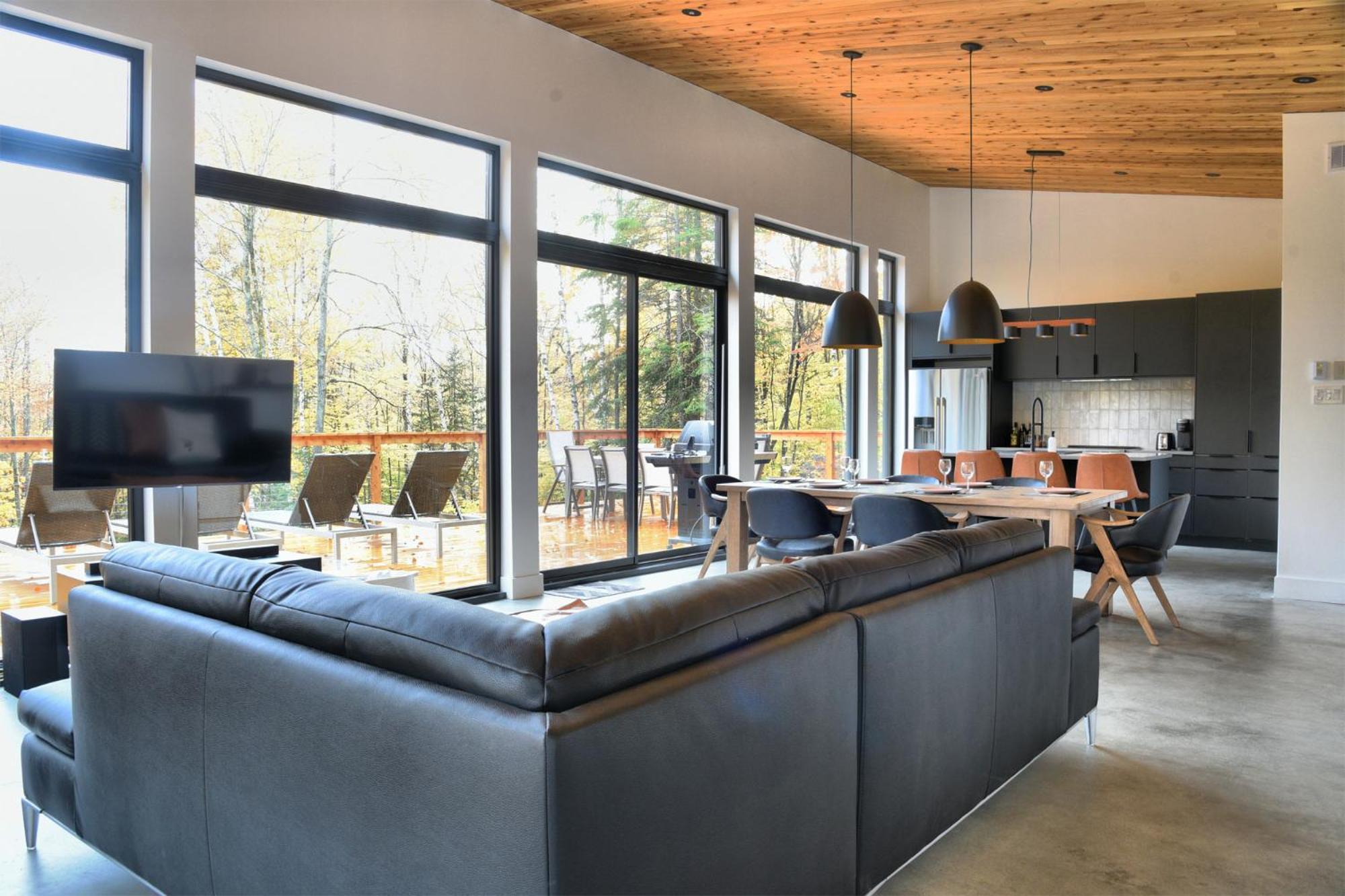 KALLM Mont-Tremblant luxury chalet with private beach, hot tub & pond on 7acre estate