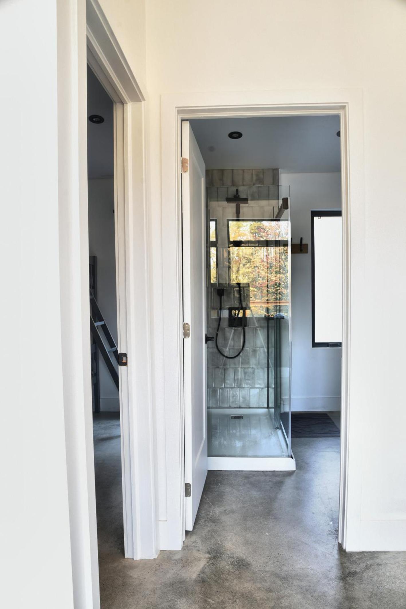 KALLM Mont-Tremblant luxury chalet with private beach, hot tub & pond on 7acre estate
