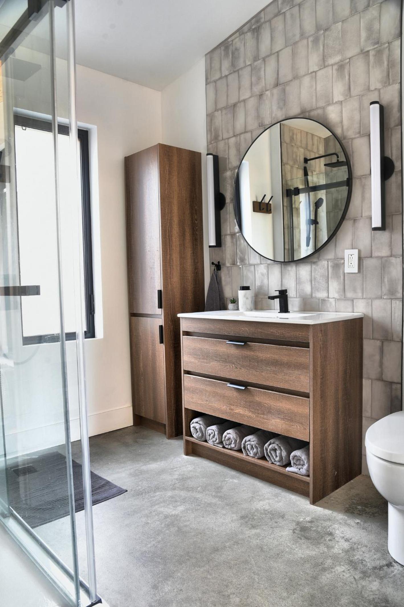 KALLM Mont-Tremblant luxury chalet with private beach, hot tub & pond on 7acre estate