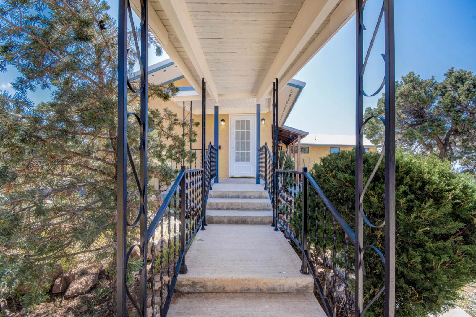 Hotel Sunset Haven, 4 Bedrooms, Sleeps 10, HDTV, Shuffleboard, Deck, Sits on 10 Acres - Image 1