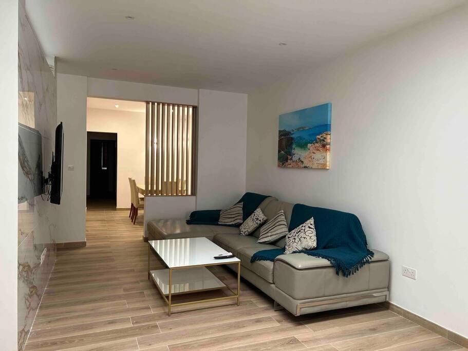 A flat in the heart of bugibba photo 3