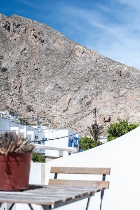 White wave studios en Kamari — balance & terrace