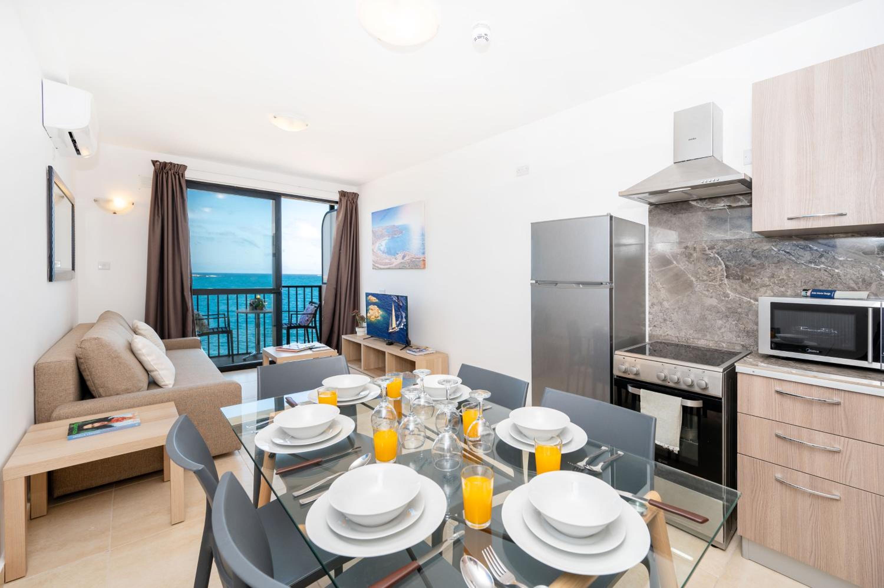 Islet Promenade Seafront Family Apartment with 2 balconies by Getawaysmalta photo 5