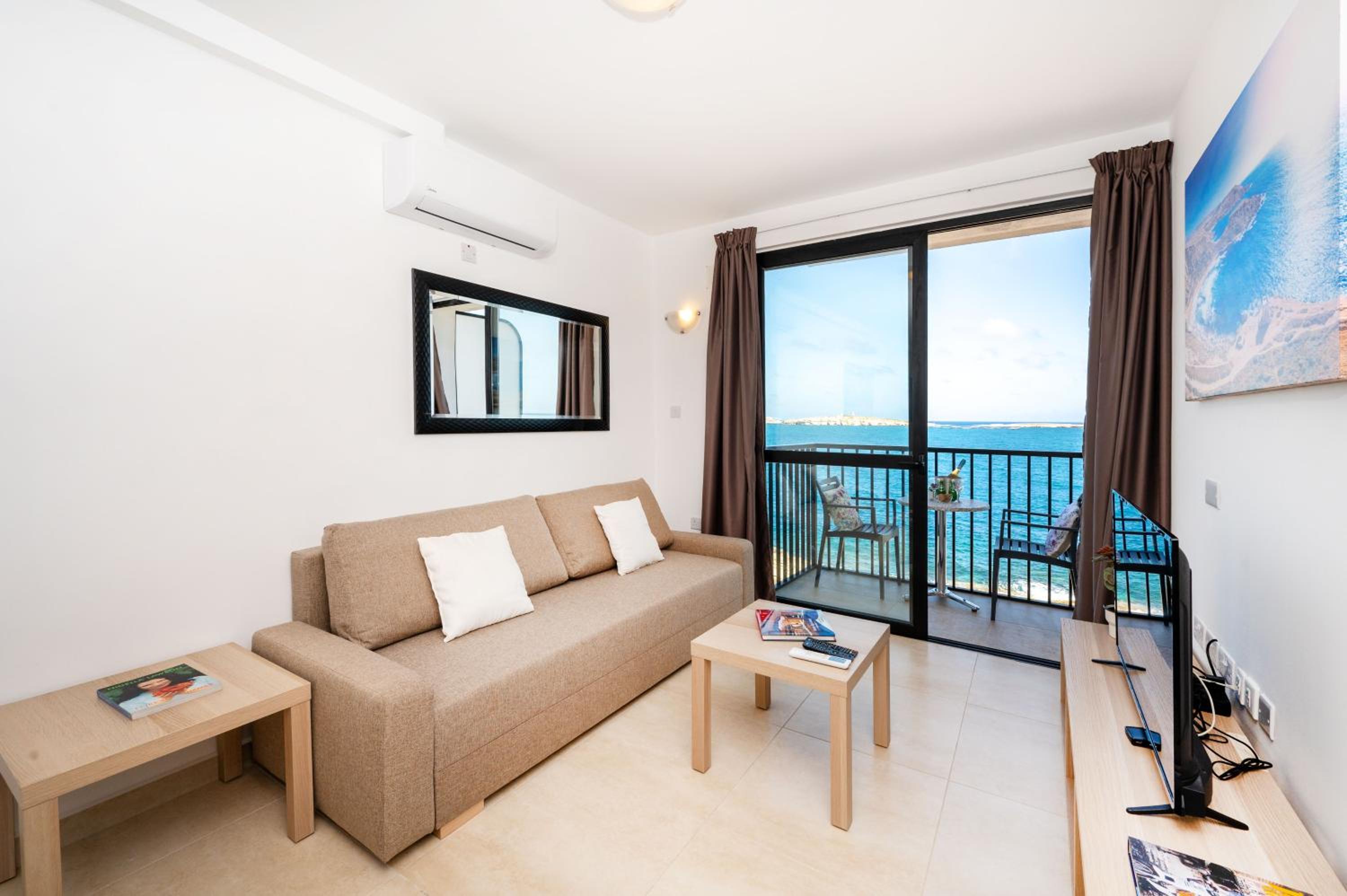Islet Promenade Seafront Family Apartment with 2 balconies by Getawaysmalta photo 4