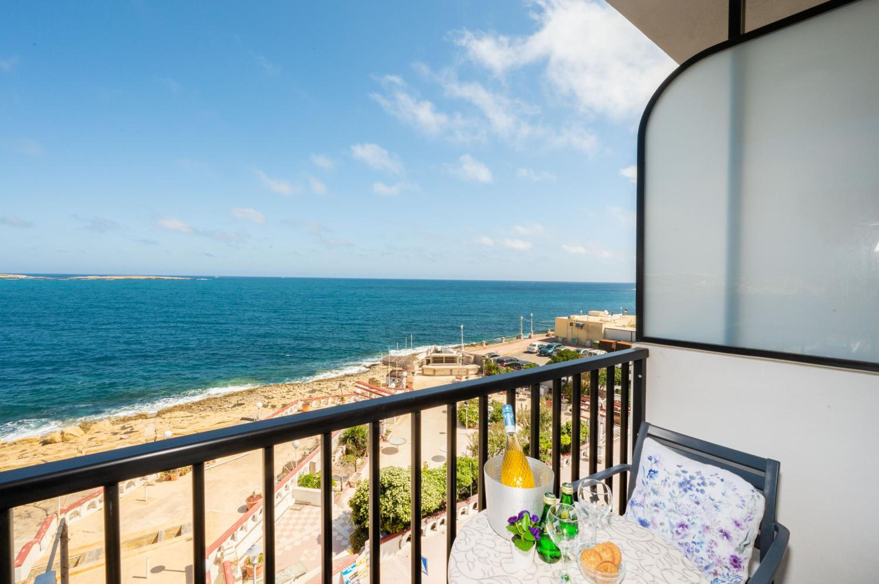 Islet Promenade Seafront Family Apartment with 2 balconies by Getawaysmalta photo 3