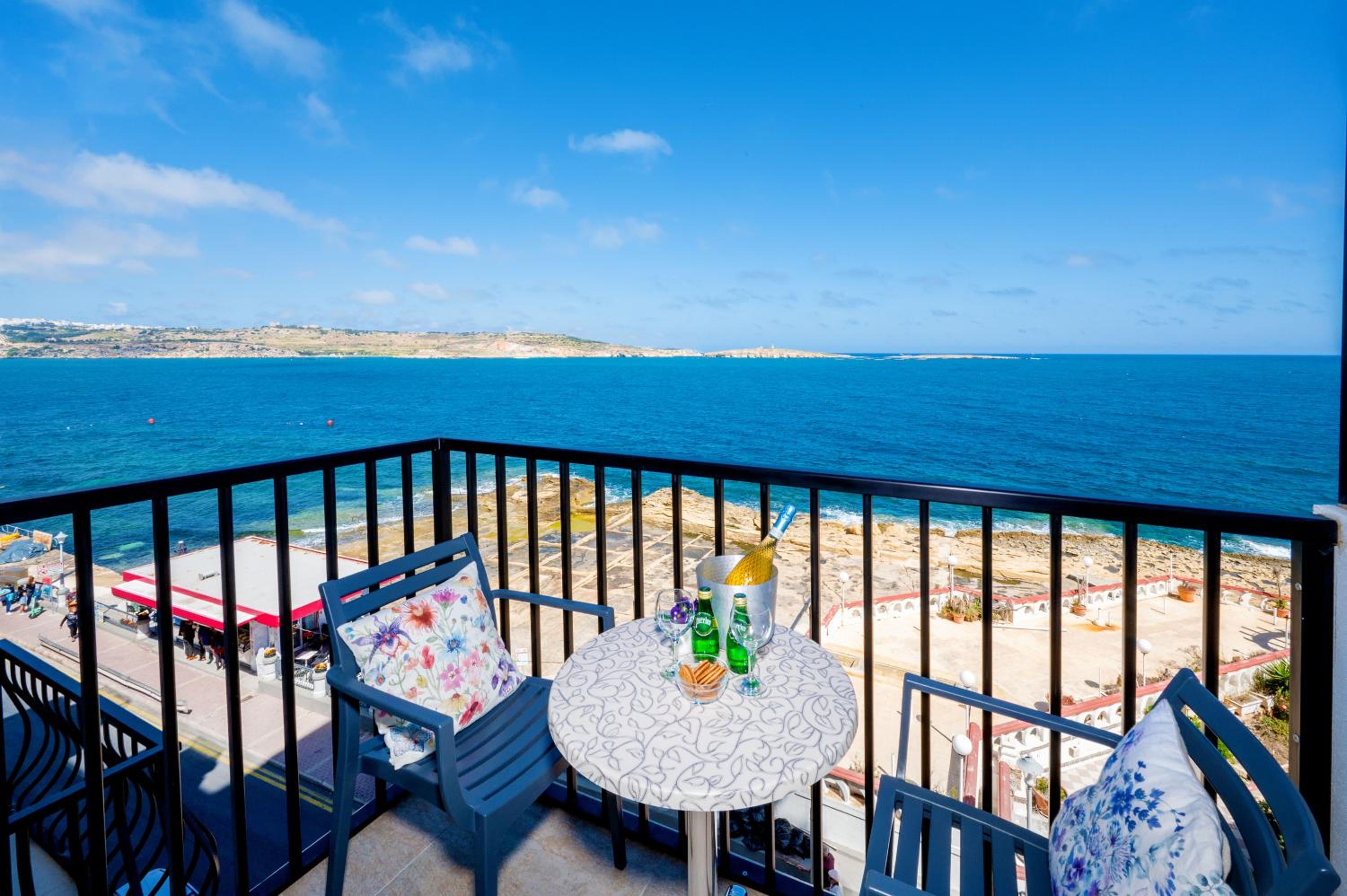 Islet Promenade Seafront Family Apartment with 2 balconies by Getawaysmalta photo 2