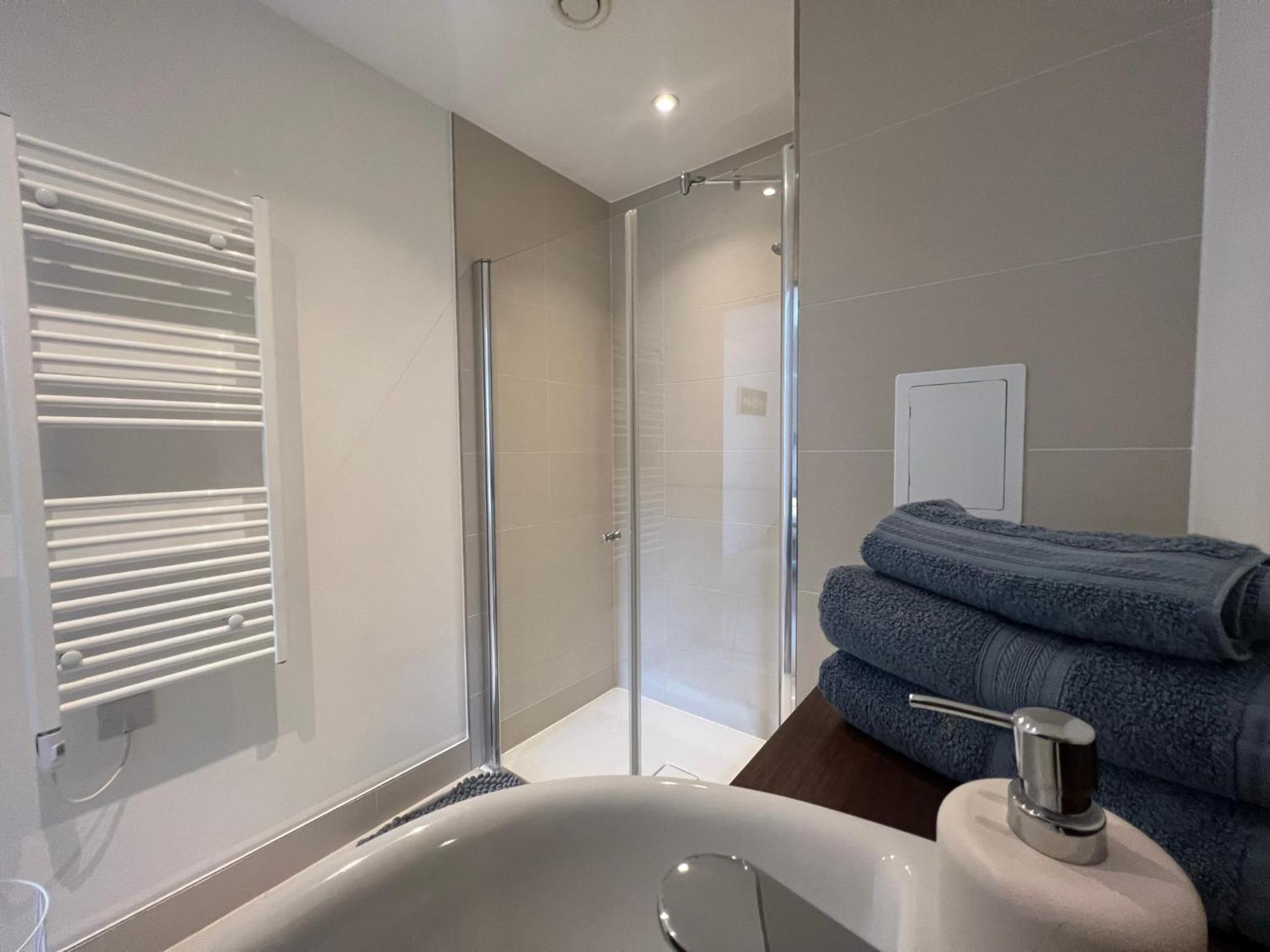 Modern 2BR 2BA Apt wParking Sleeps 6 Comfortably