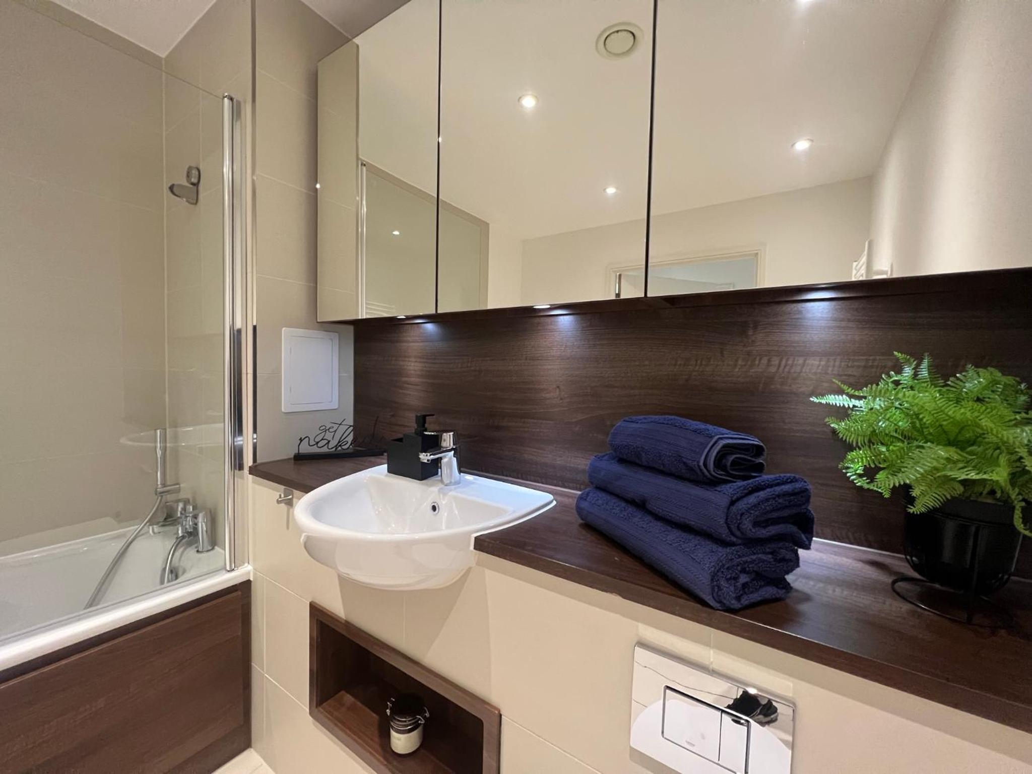 Modern 2BR 2BA Apt wParking Sleeps 6 Comfortably